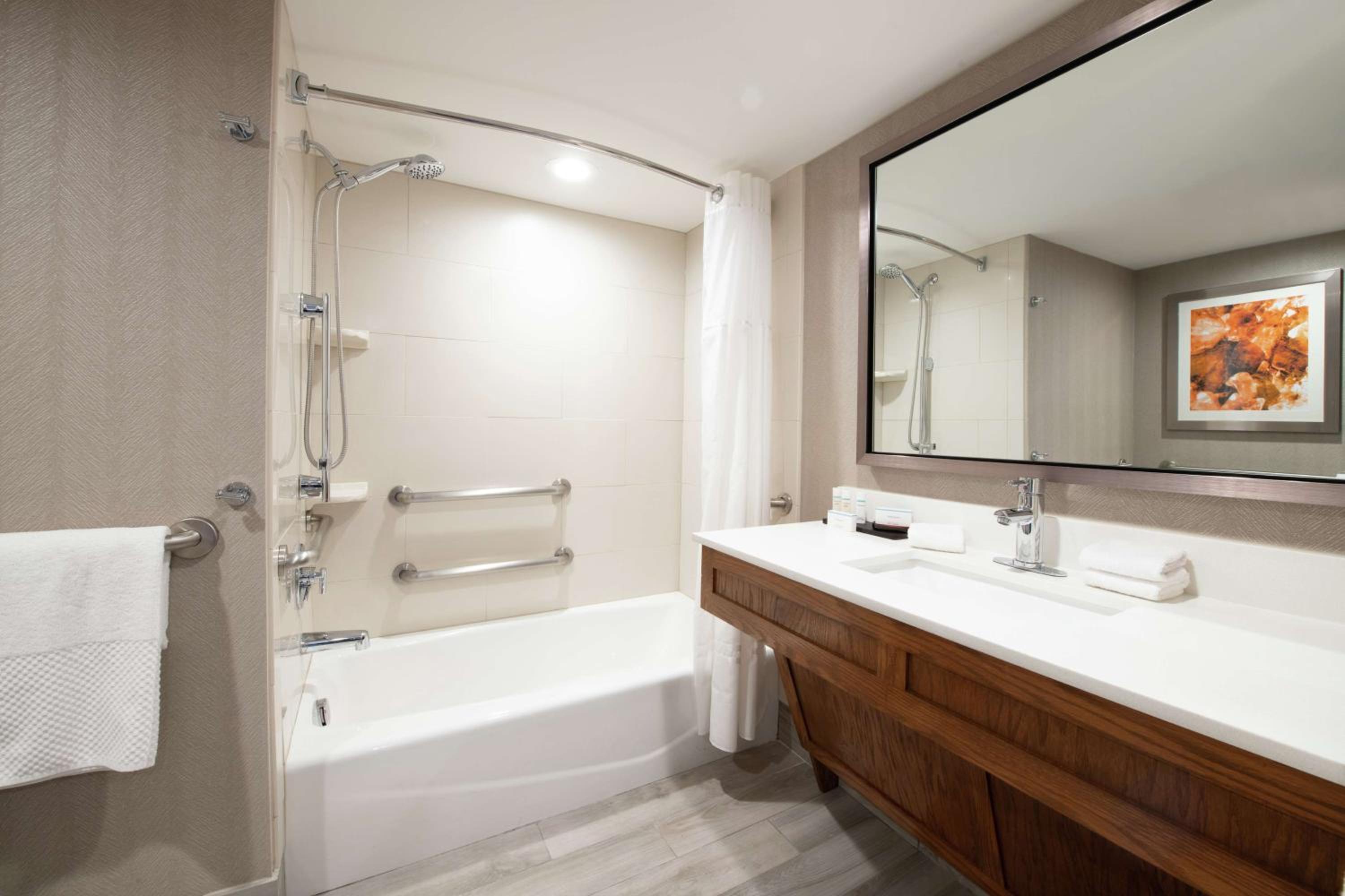 King Suite with Accessible Tub - Mobility and Hearing Access/Non-Smoking - Photo 5