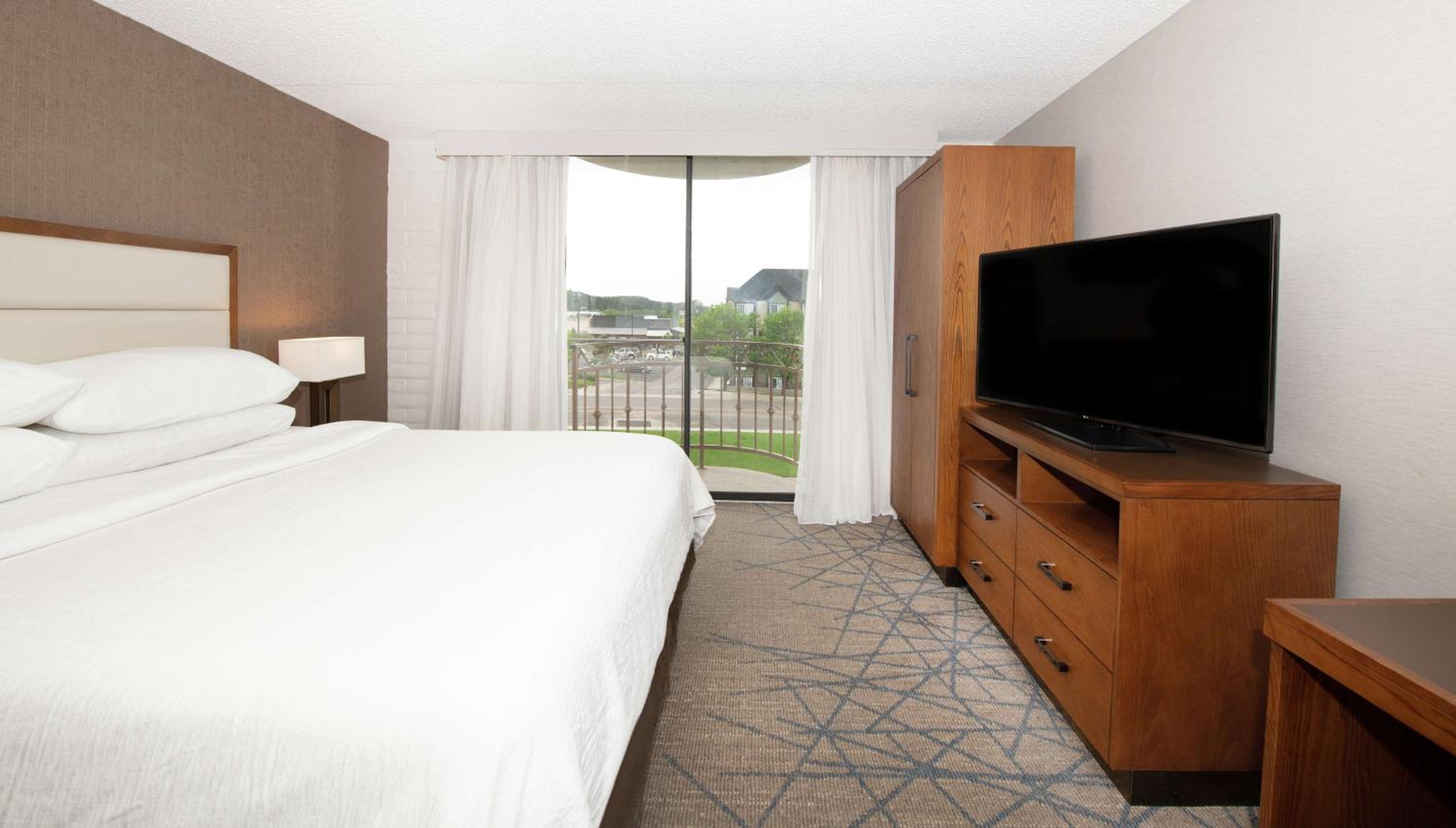 King Suite with Accessible Tub - Mobility and Hearing Access/Non-Smoking - Photo 4