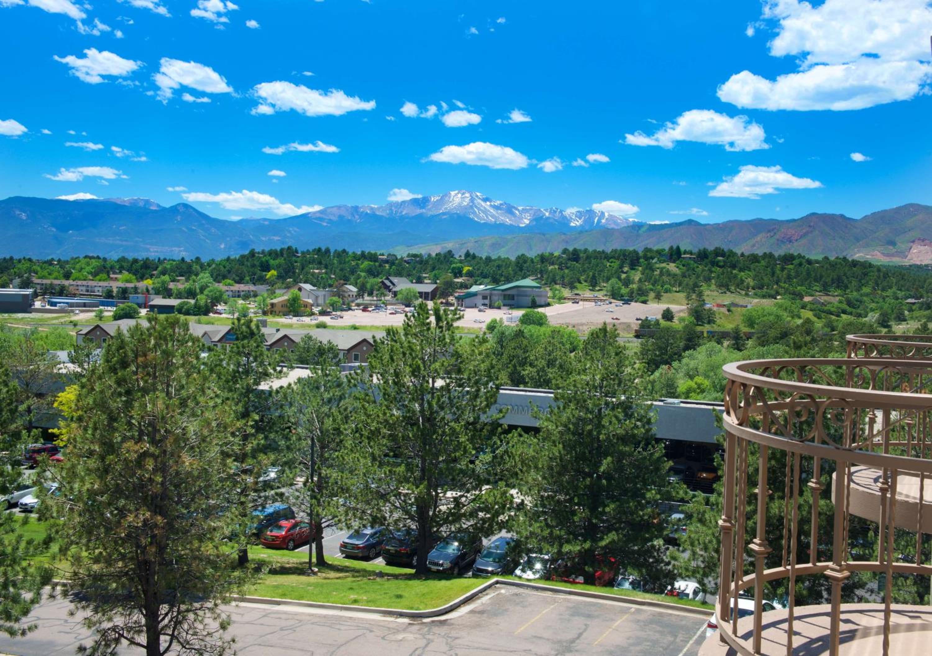 King Suite with Mountain View - Non-Smoking - Photo 5