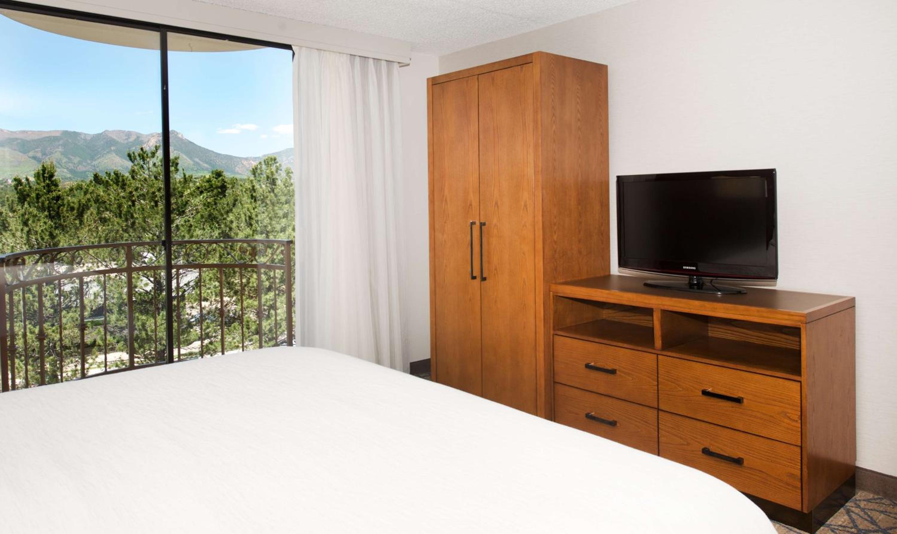 King Suite with Mountain View - Non-Smoking - Photo 1