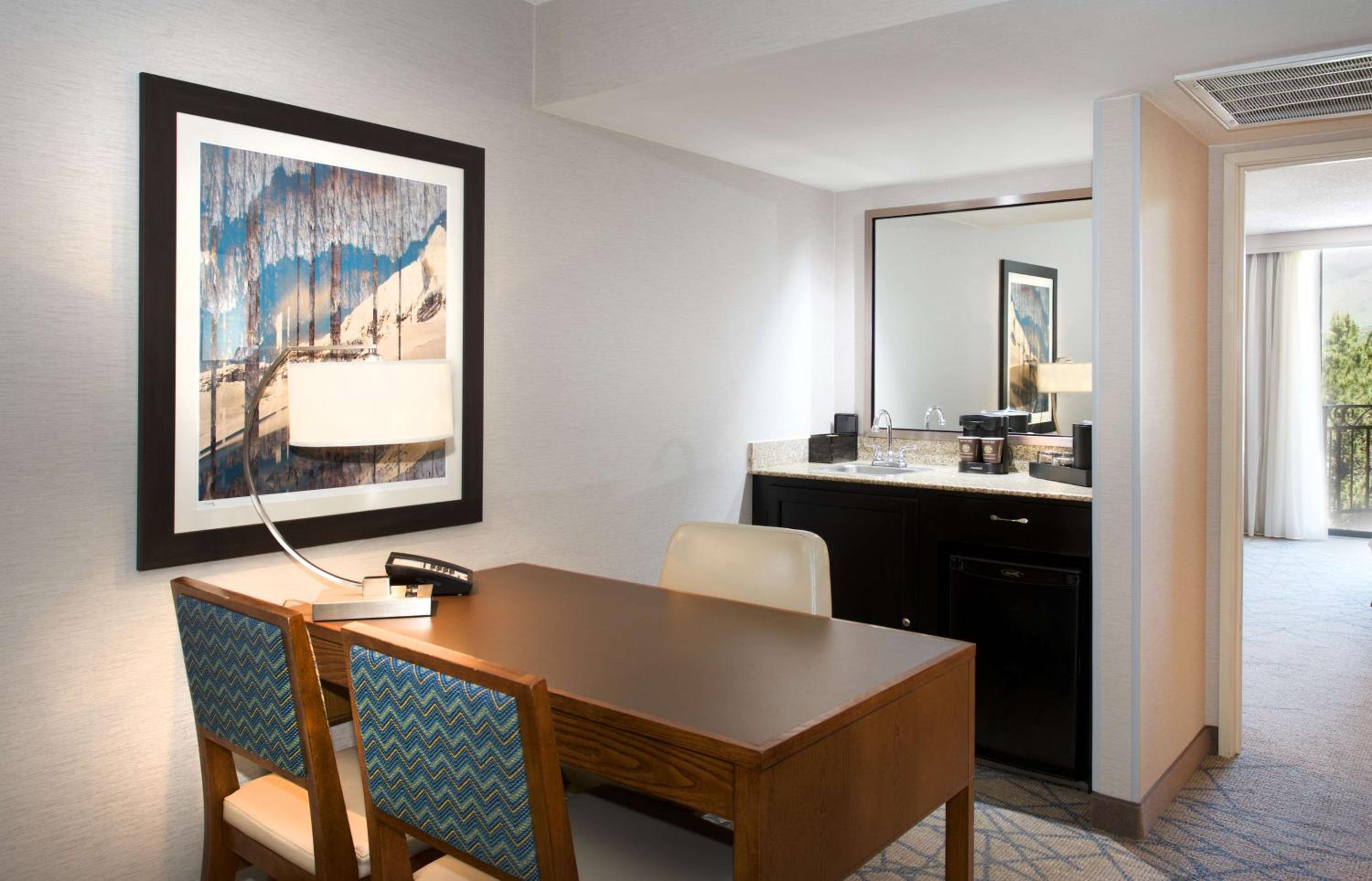 King Suite - Non-Smoking - Photo 4