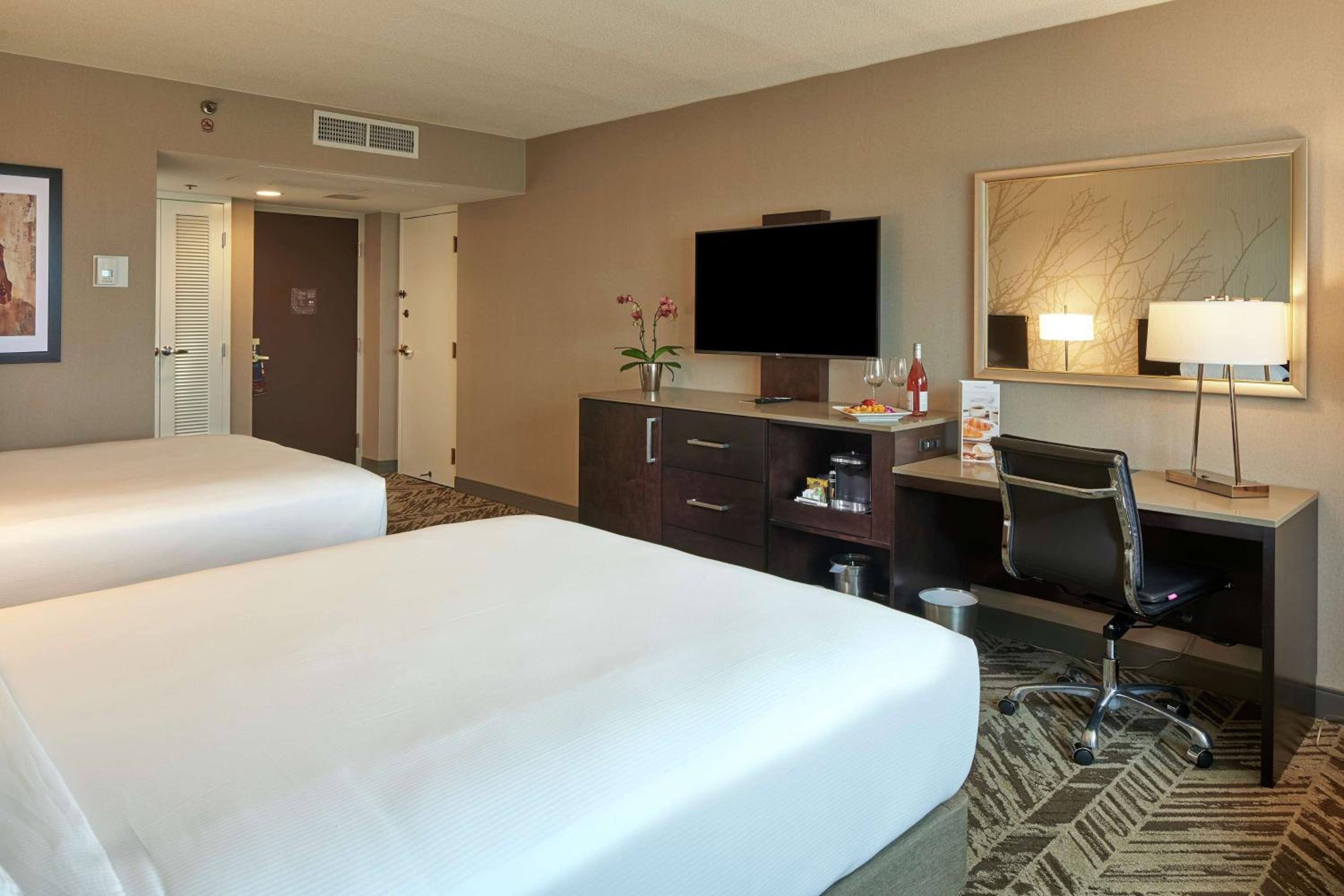 Queen Room with Two Queen Beds - Photo 5
