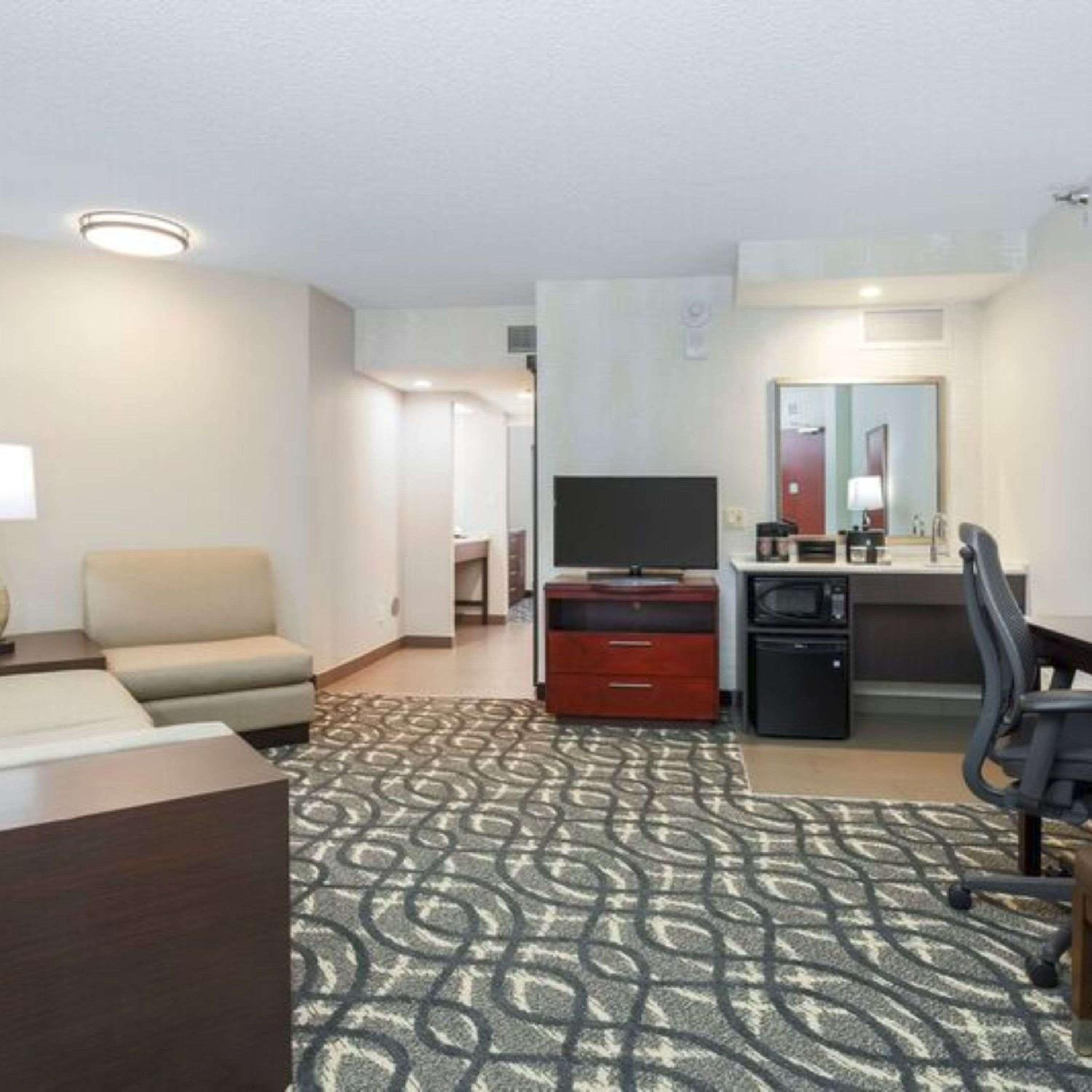 King Corner Suite - Mobility/Hearing Accessible - Non-Smoking photo 1