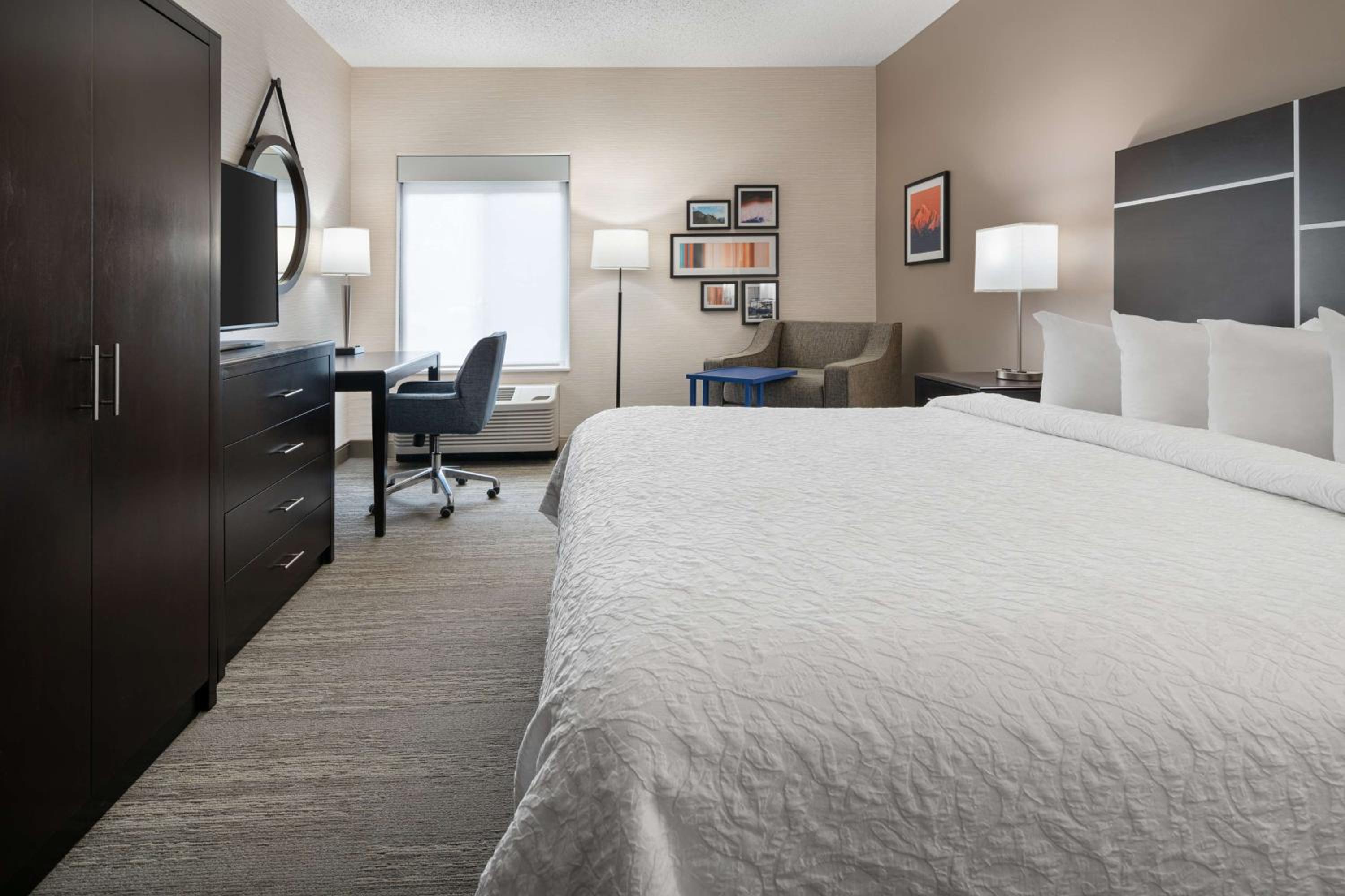 King Room with King Bed - Non-Smoking - Photo 6