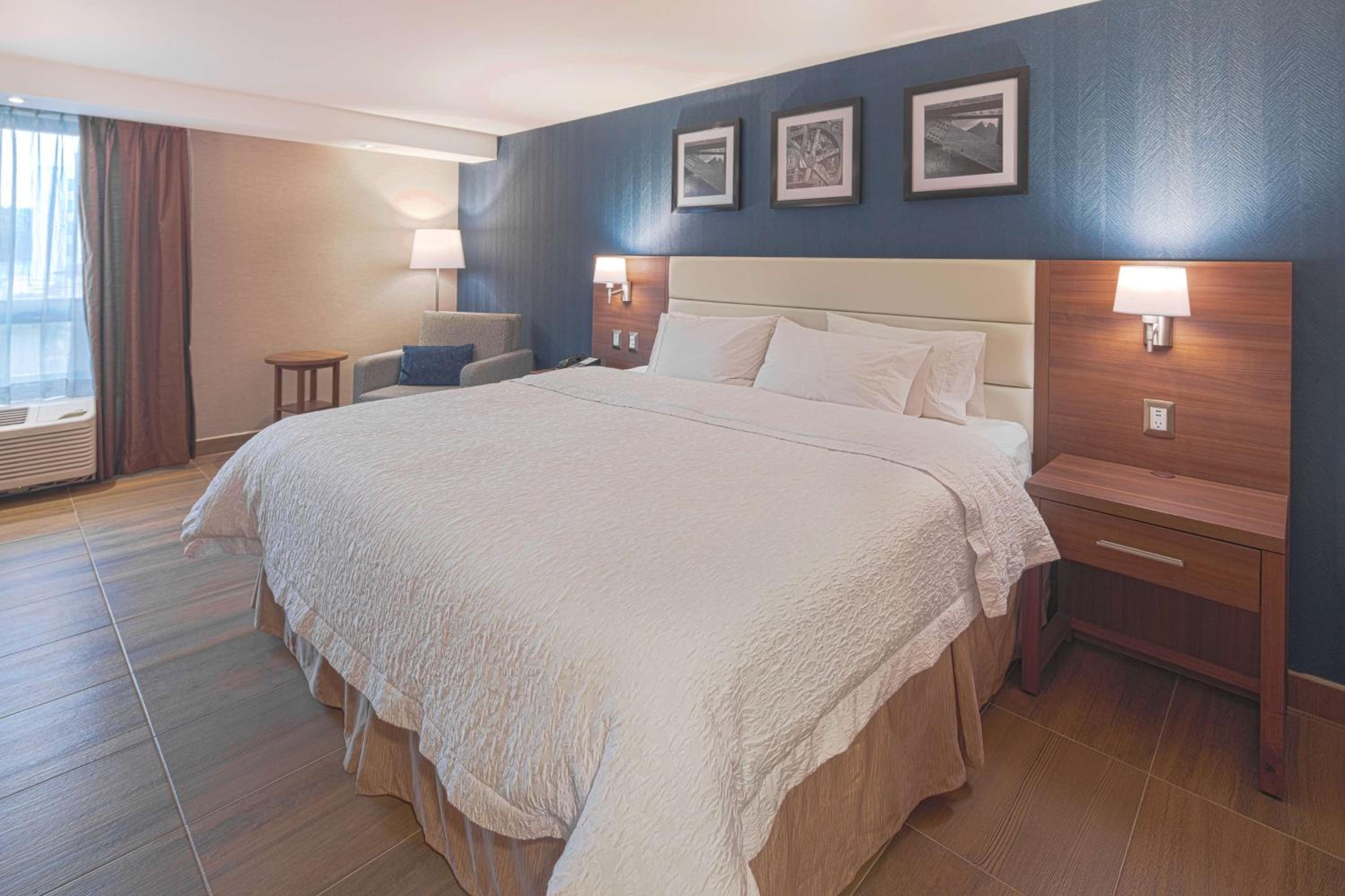 King Room with King Bed - Non-Smoking - Photo 3