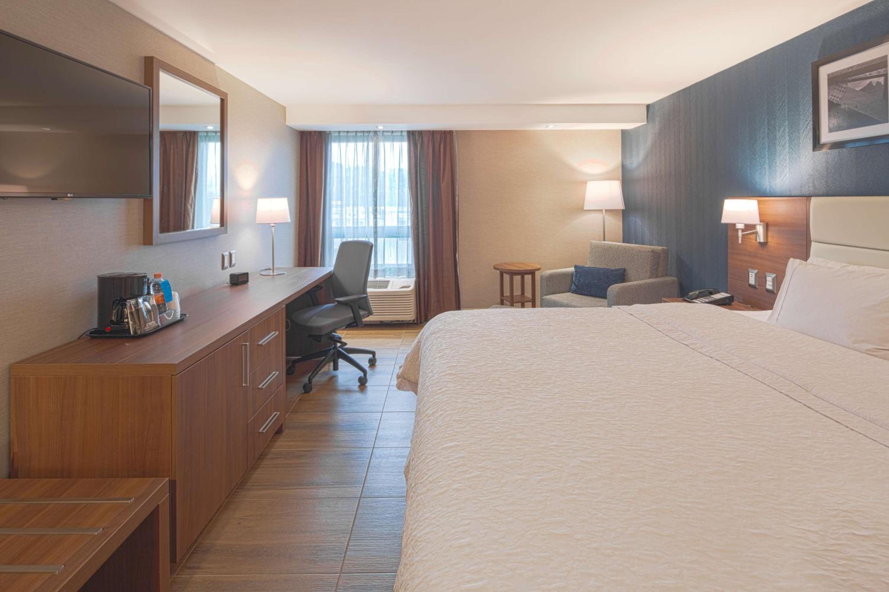 King Room with King Bed - Non-Smoking - Photo 4
