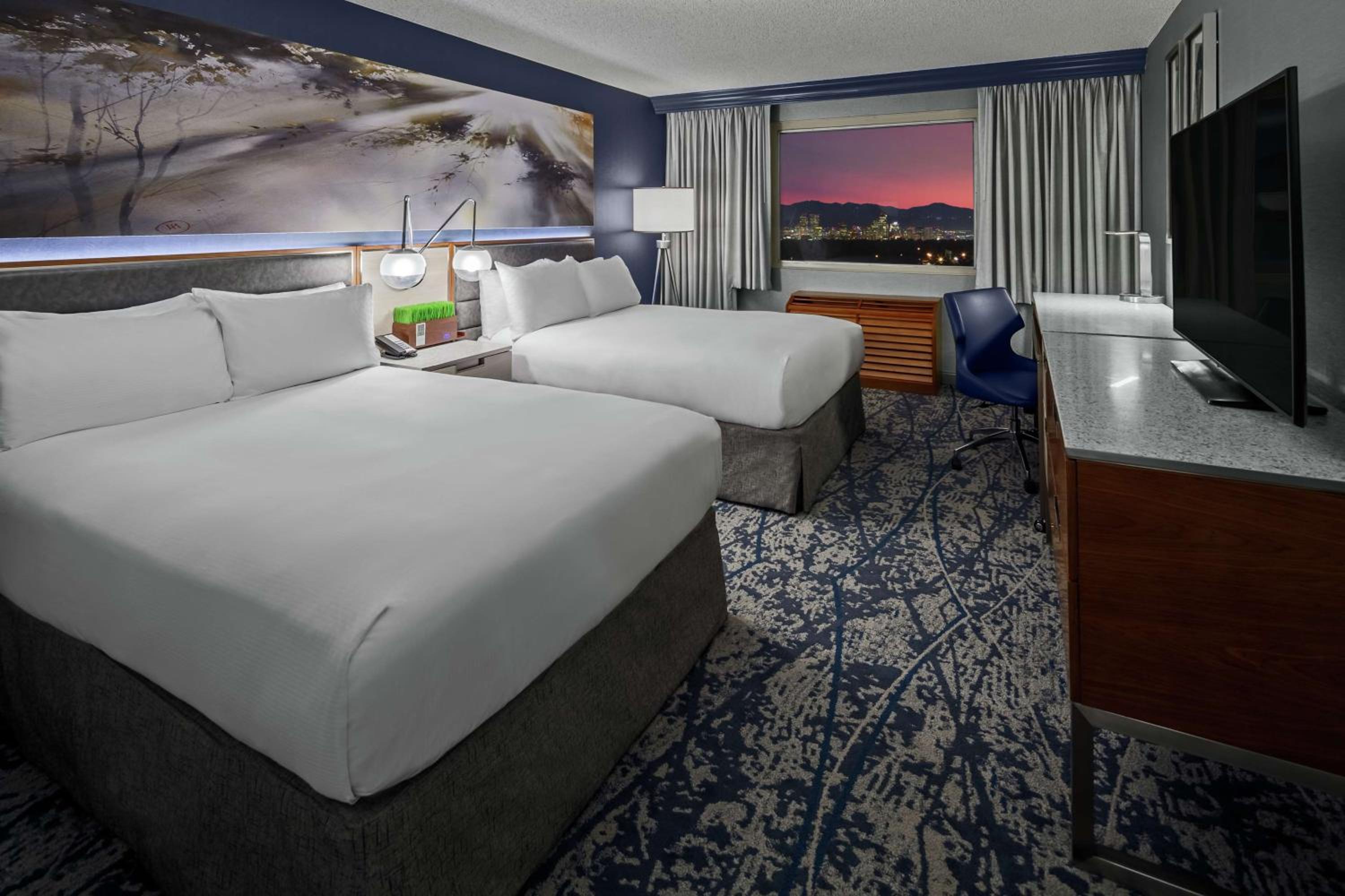 Double Room with Two Double Beds and Mountain View - Photo 3