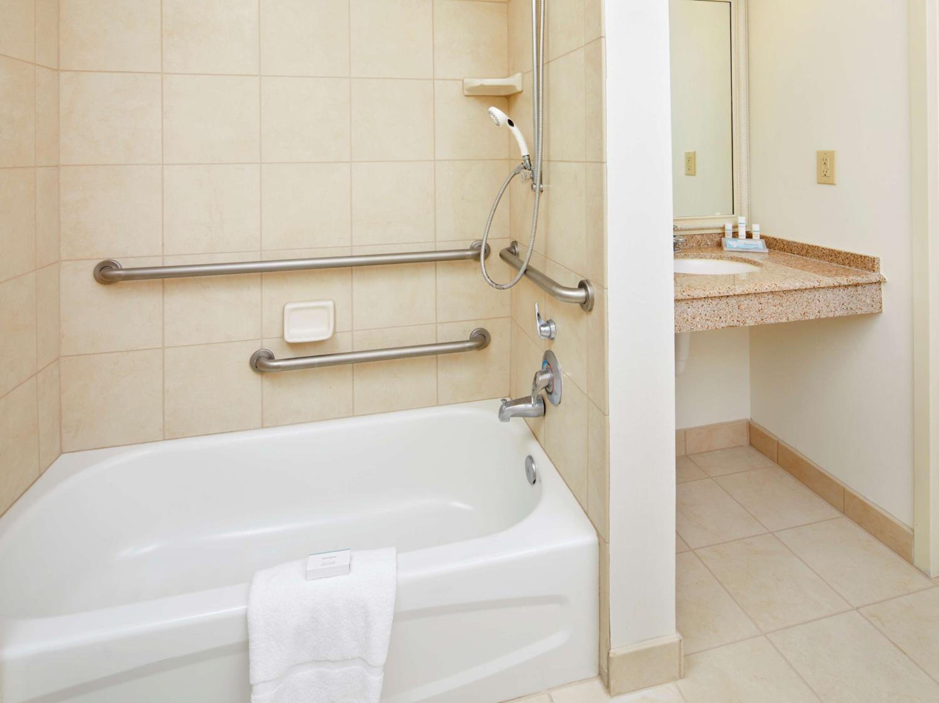 King Room with Tub - Mobility and Hearing Access - Photo 5