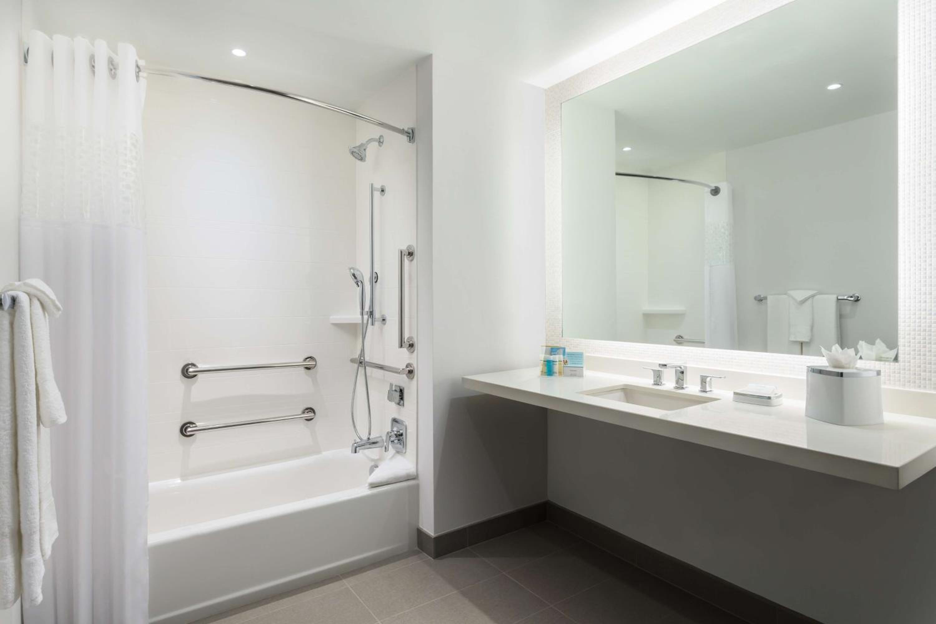 Queen Suite with Two Queen Beds - Mobility/Hearing Access - Non-Smoking