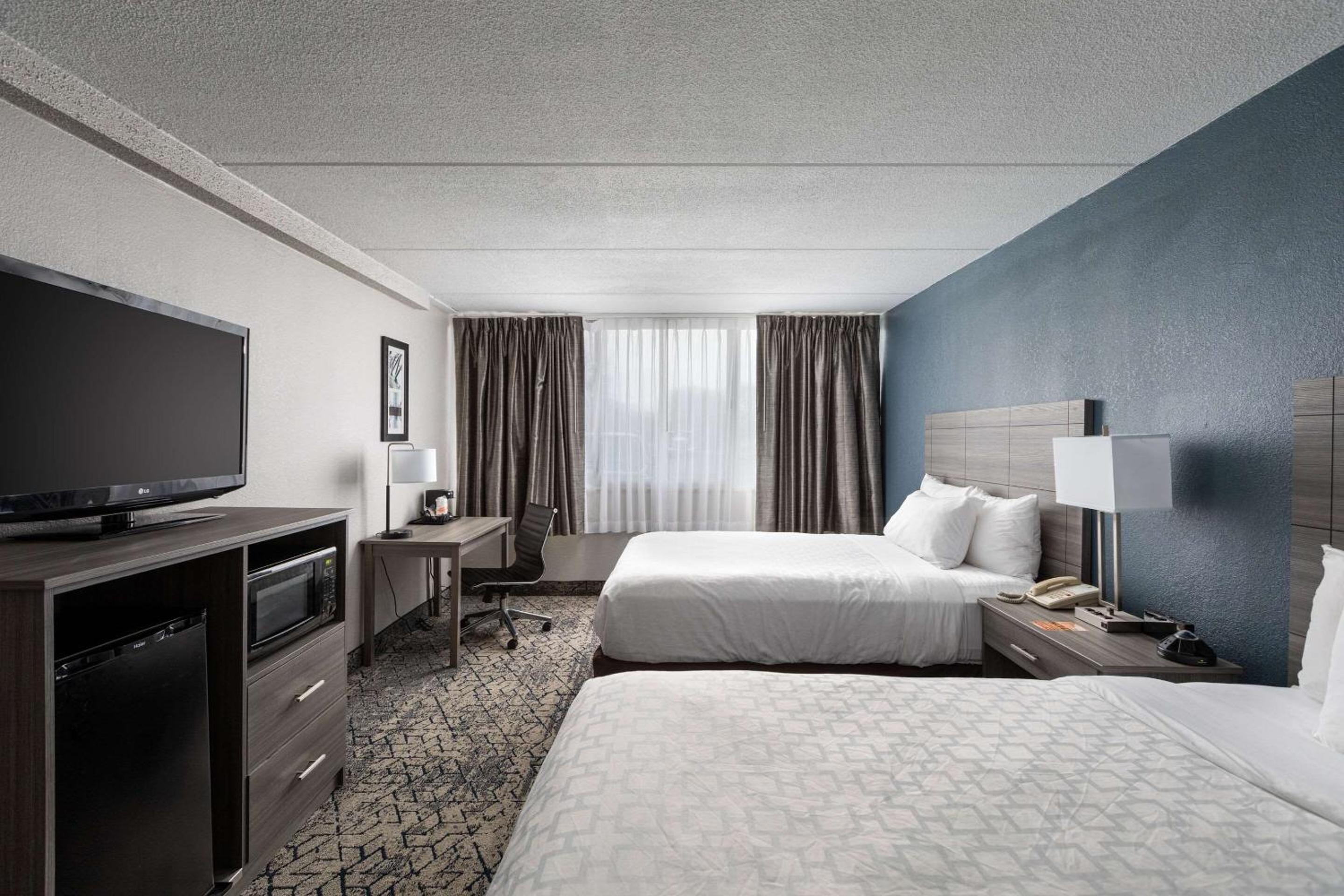 Queen Room with Two Queen Beds - Non Smoking, photo 7