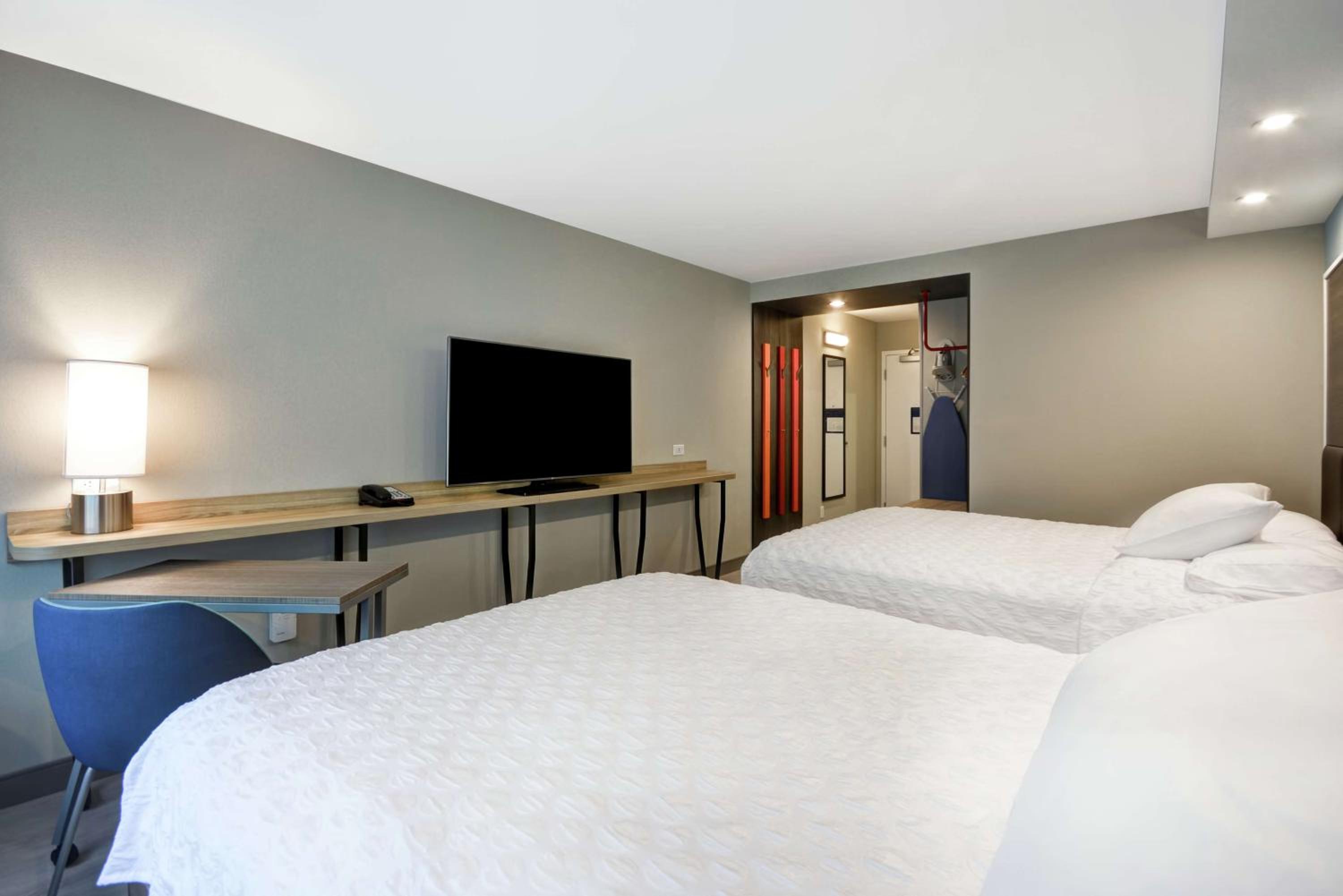 Queen Room with Two Queen Beds - Photo 4