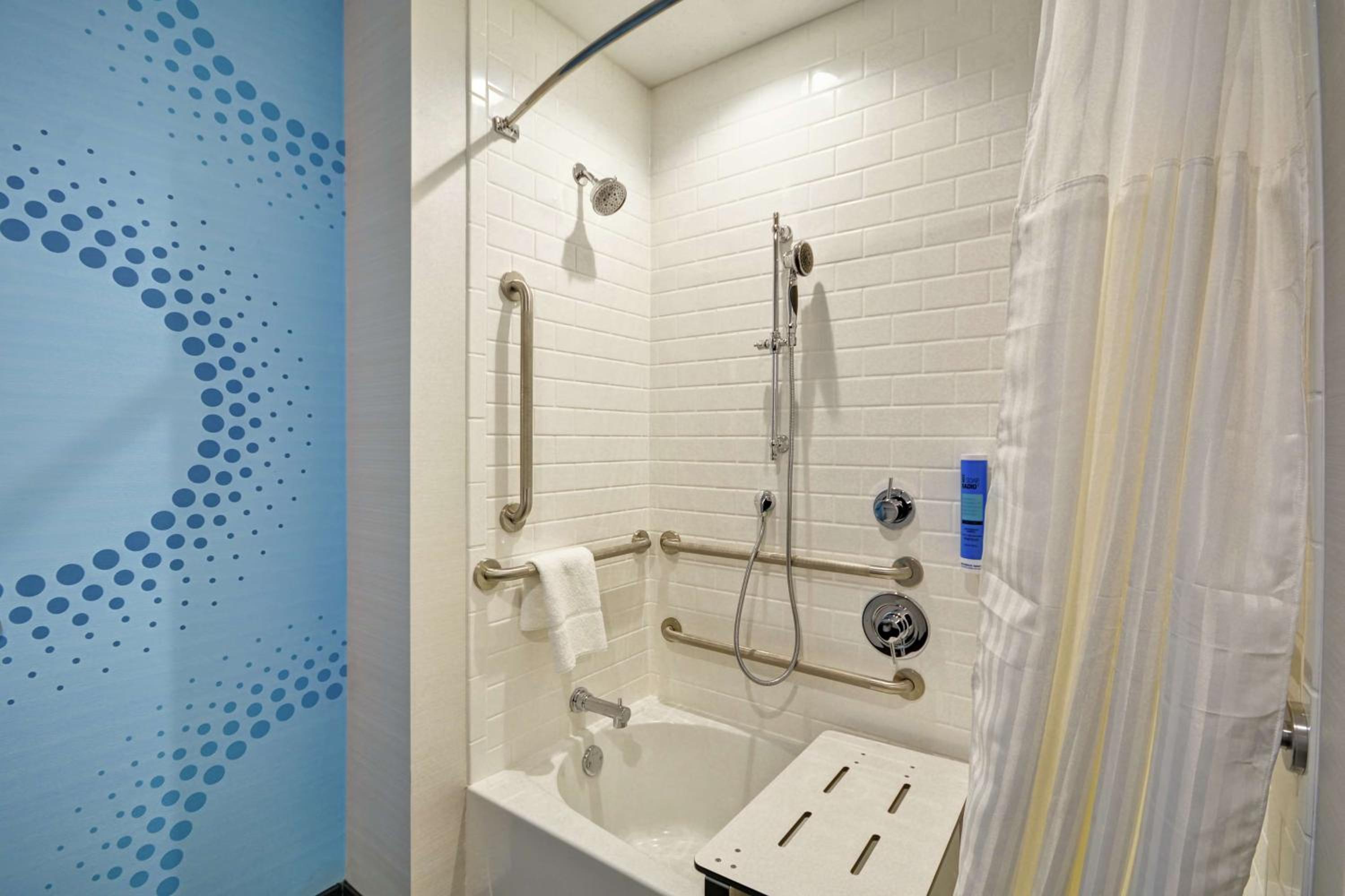 King Room with Accessible Tub - Mobility Access - Photo 3