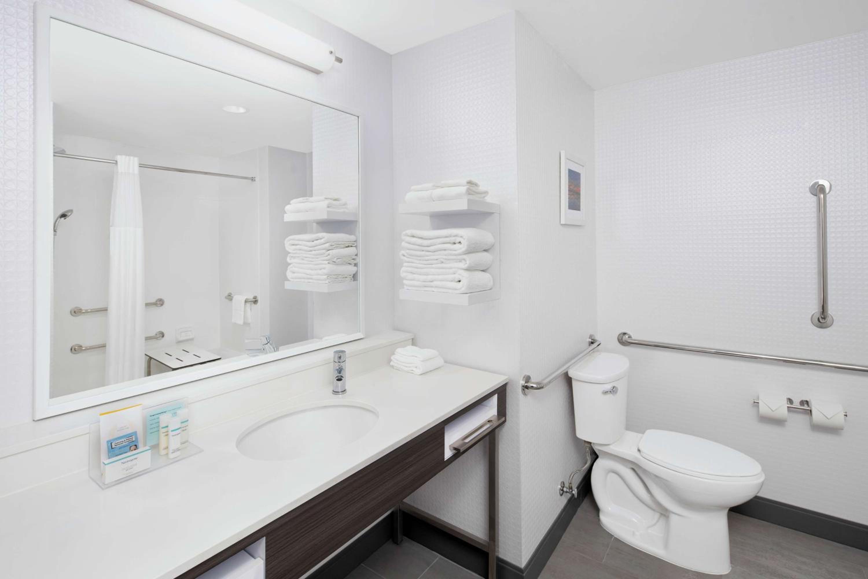 King Room with Accessible Tub - Mobility and Hearing Access/Non-Smoking