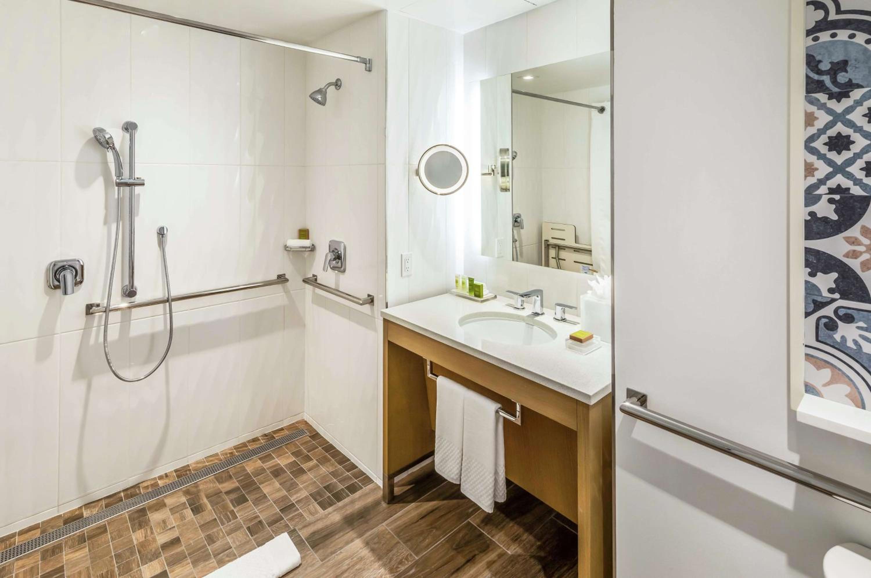 Queen Room with Two Queen Beds and Roll-In Shower - Mobility Access - Photo 4