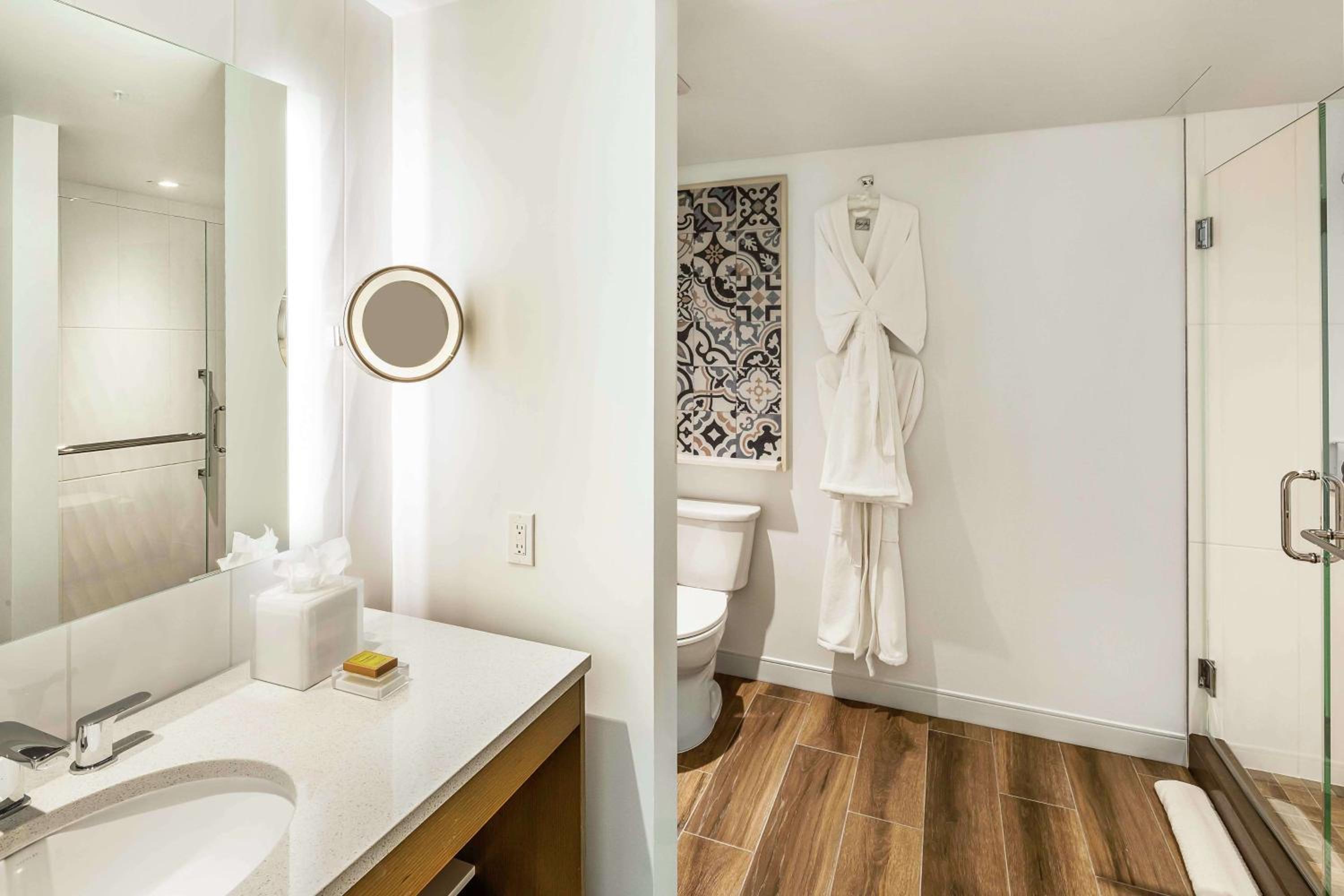 Two-Bedroom King Suite with View - Photo 3