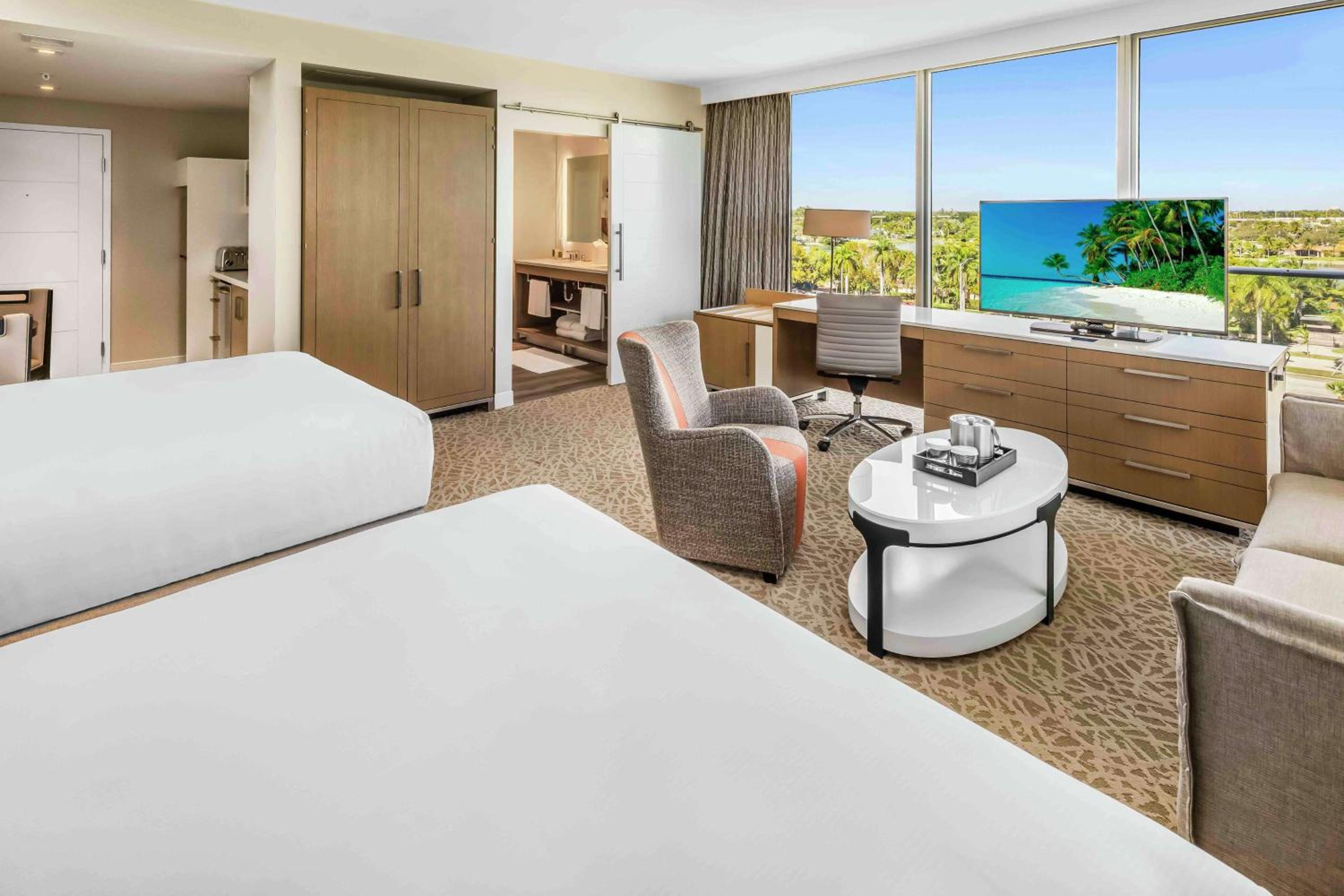 Junior Suite with Two Queen Beds - Photo 5