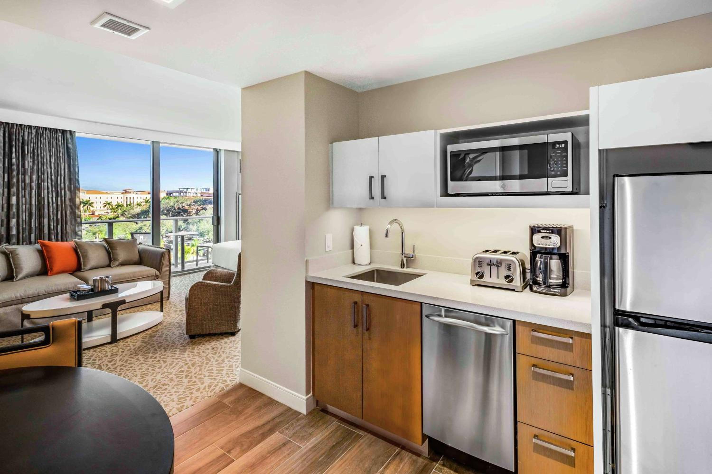 King Studio Suite with Lake View - Photo 2