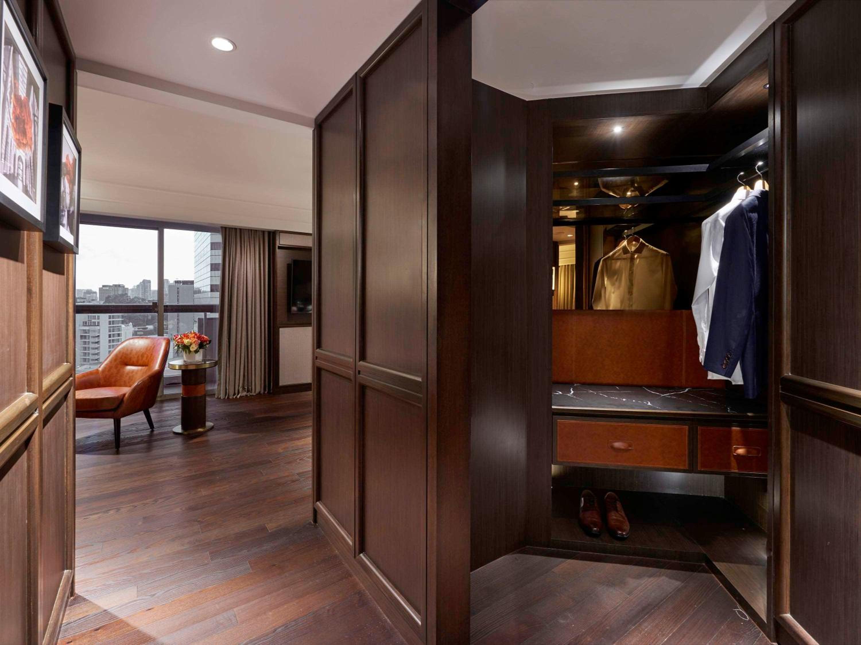 Signature Salon Suite, 1 King, Two Balconies, Separate Lounge