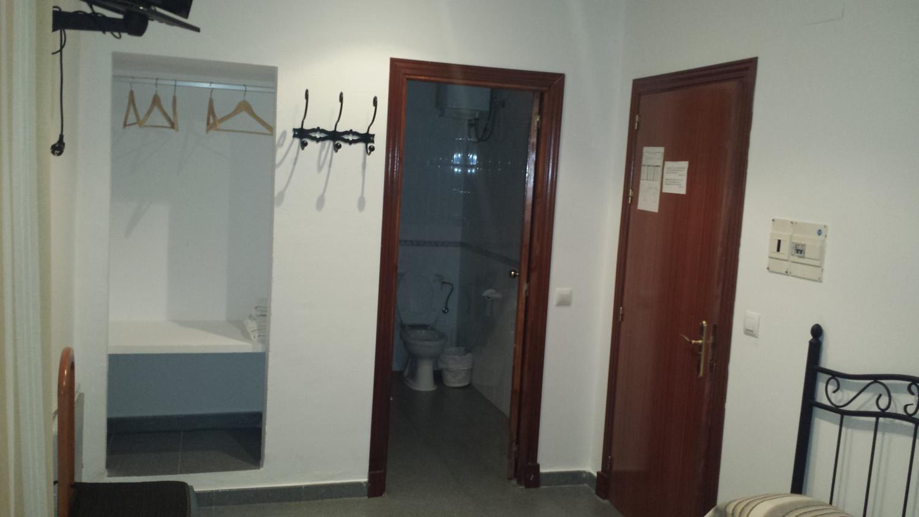 Twin Room - Photo 6