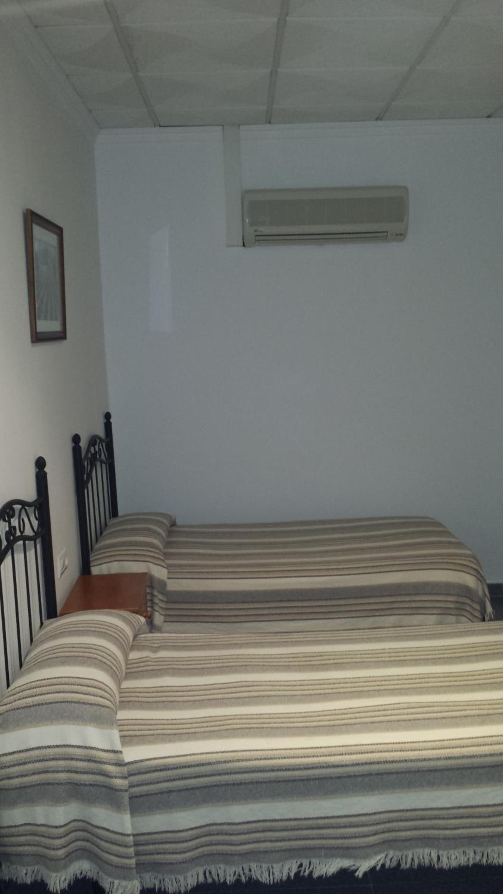 Twin Room - Photo 8