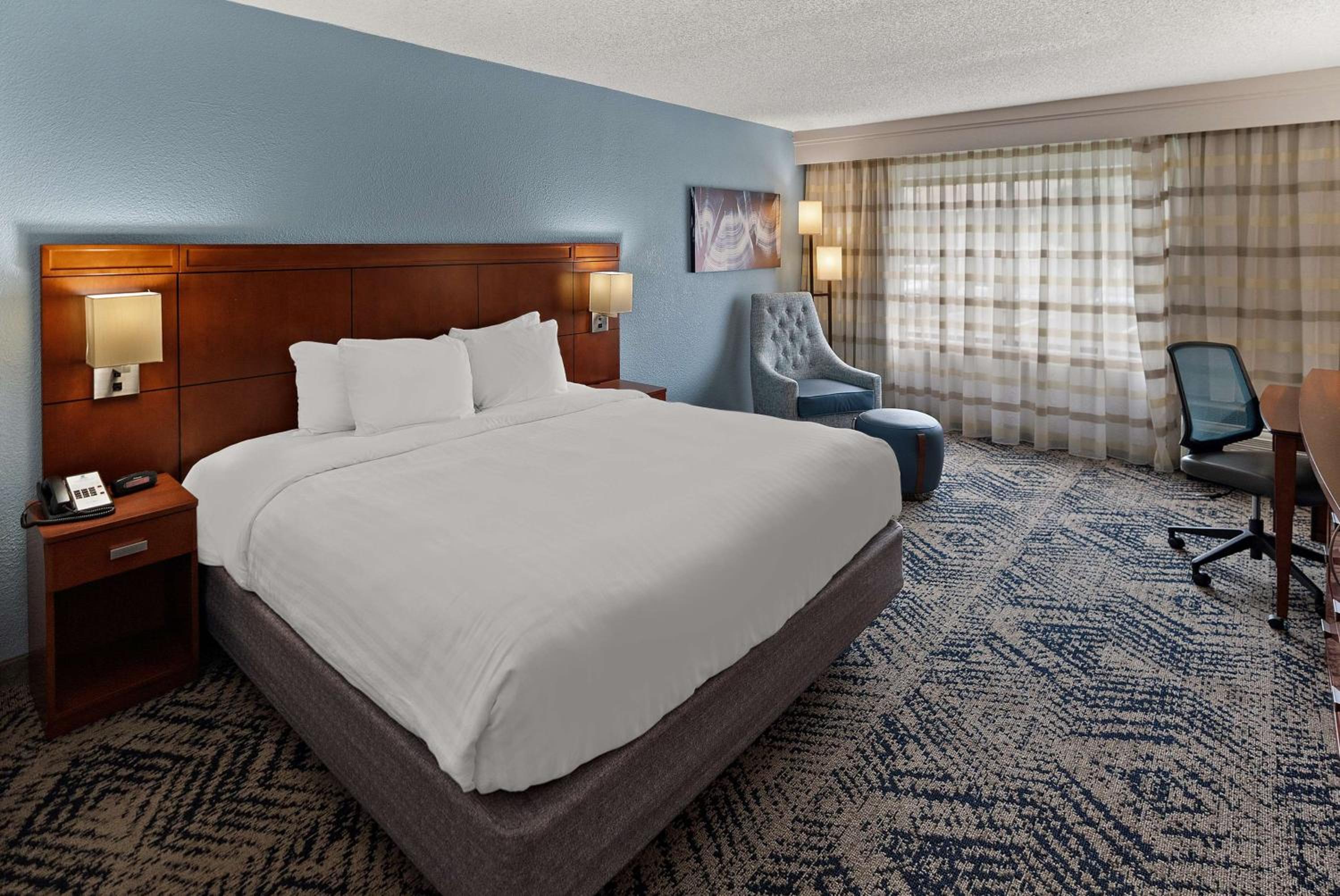 King Room With Sofa Bed - Disability Access/Non-Smoking photo 1