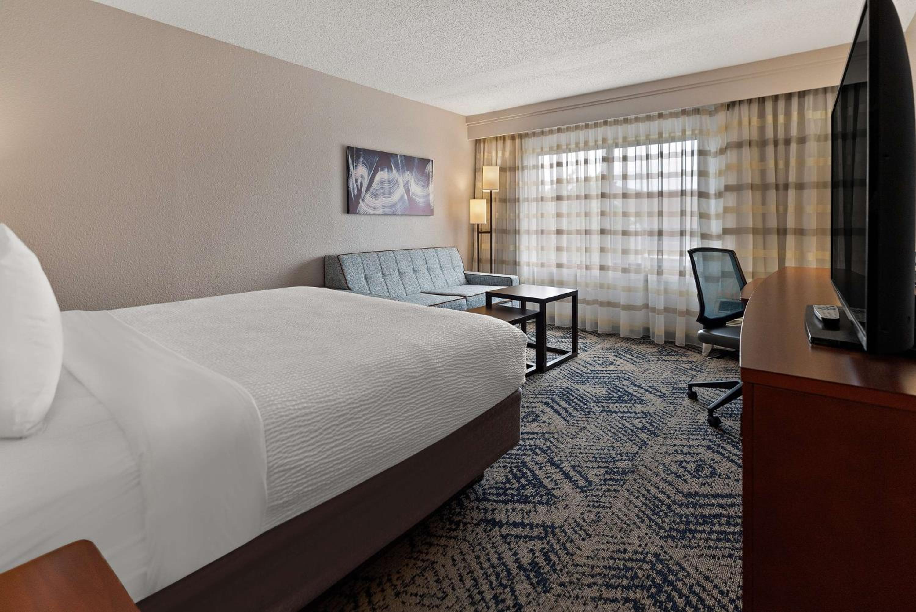 King Room With Sofa Bed - Disability Access/Non-Smoking photo 3