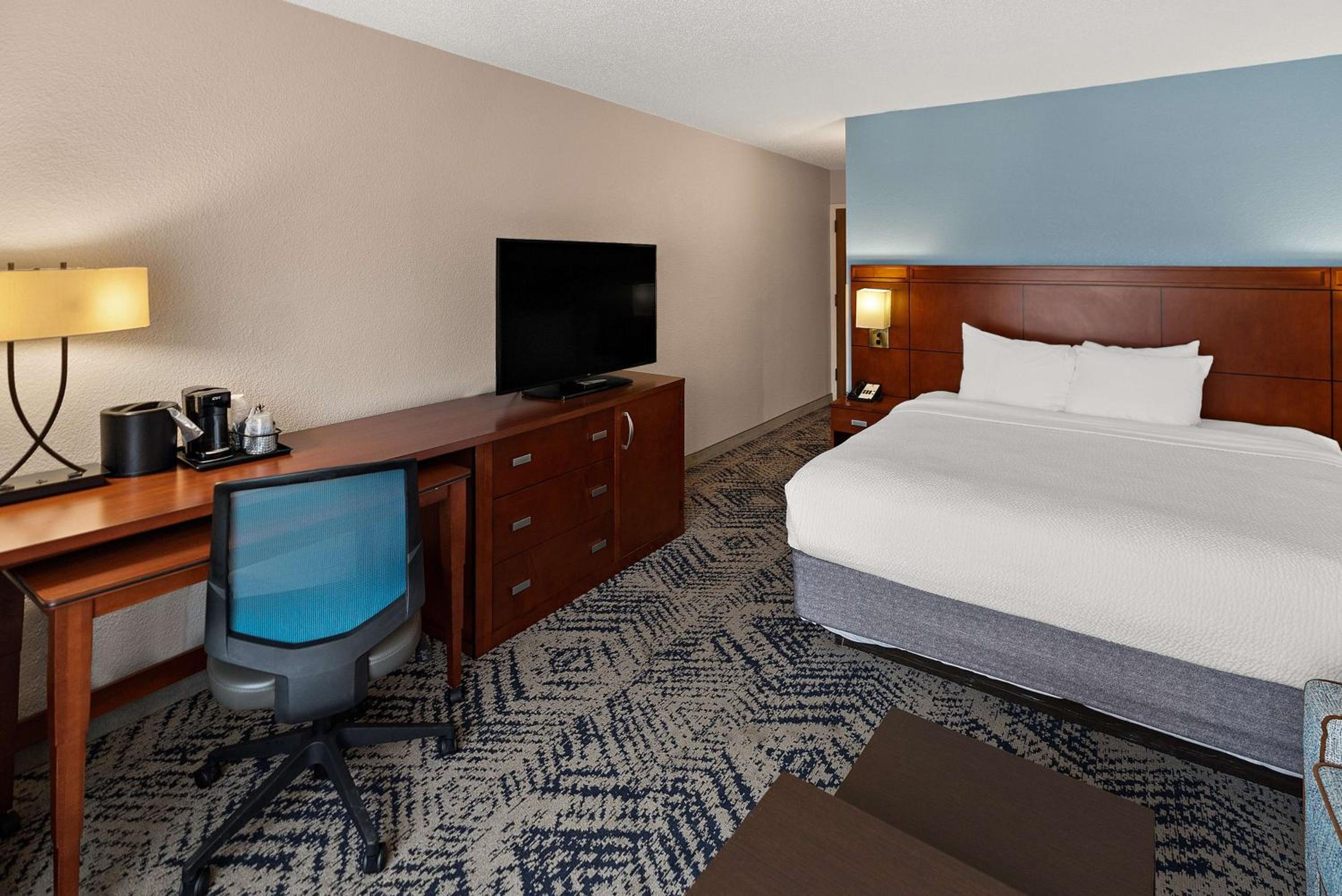 King Room with Roll-in Shower - Disability Access/Non-Smoking photo 2