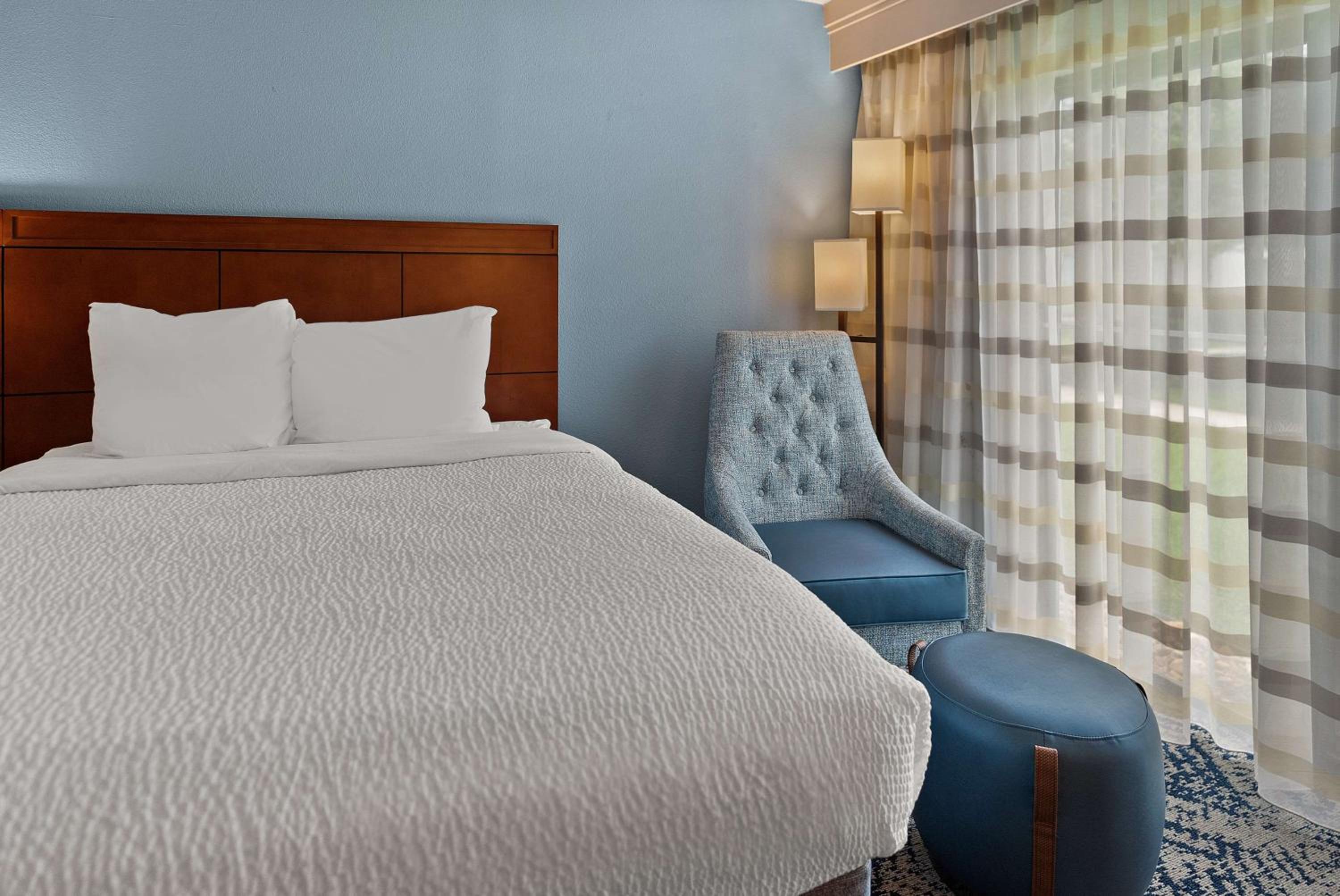 King Room with Sofa Bed - Disability Access/Non-Smoking photo 3