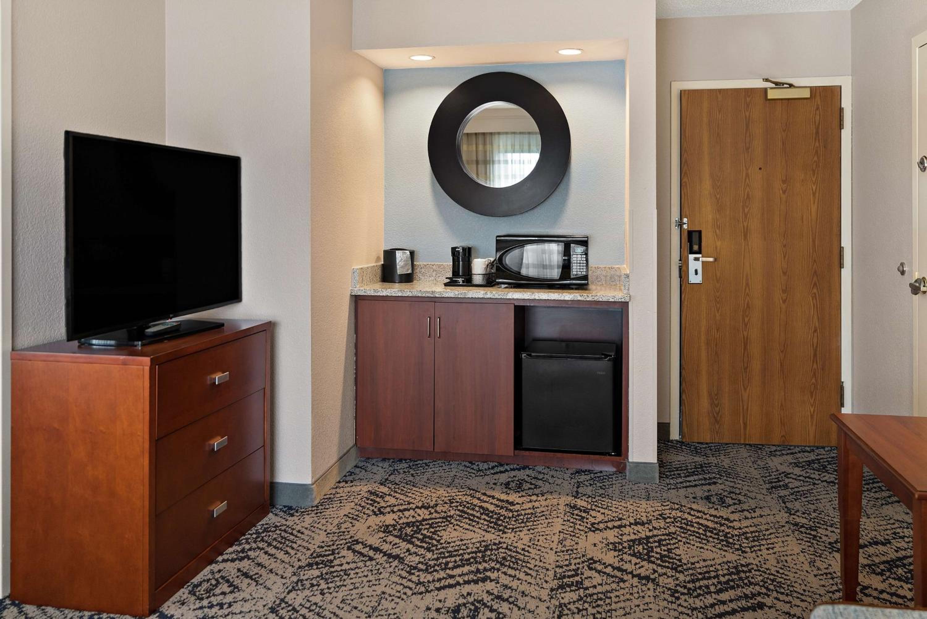 One-Bedroom King Suite with Sofa Bed photo 2