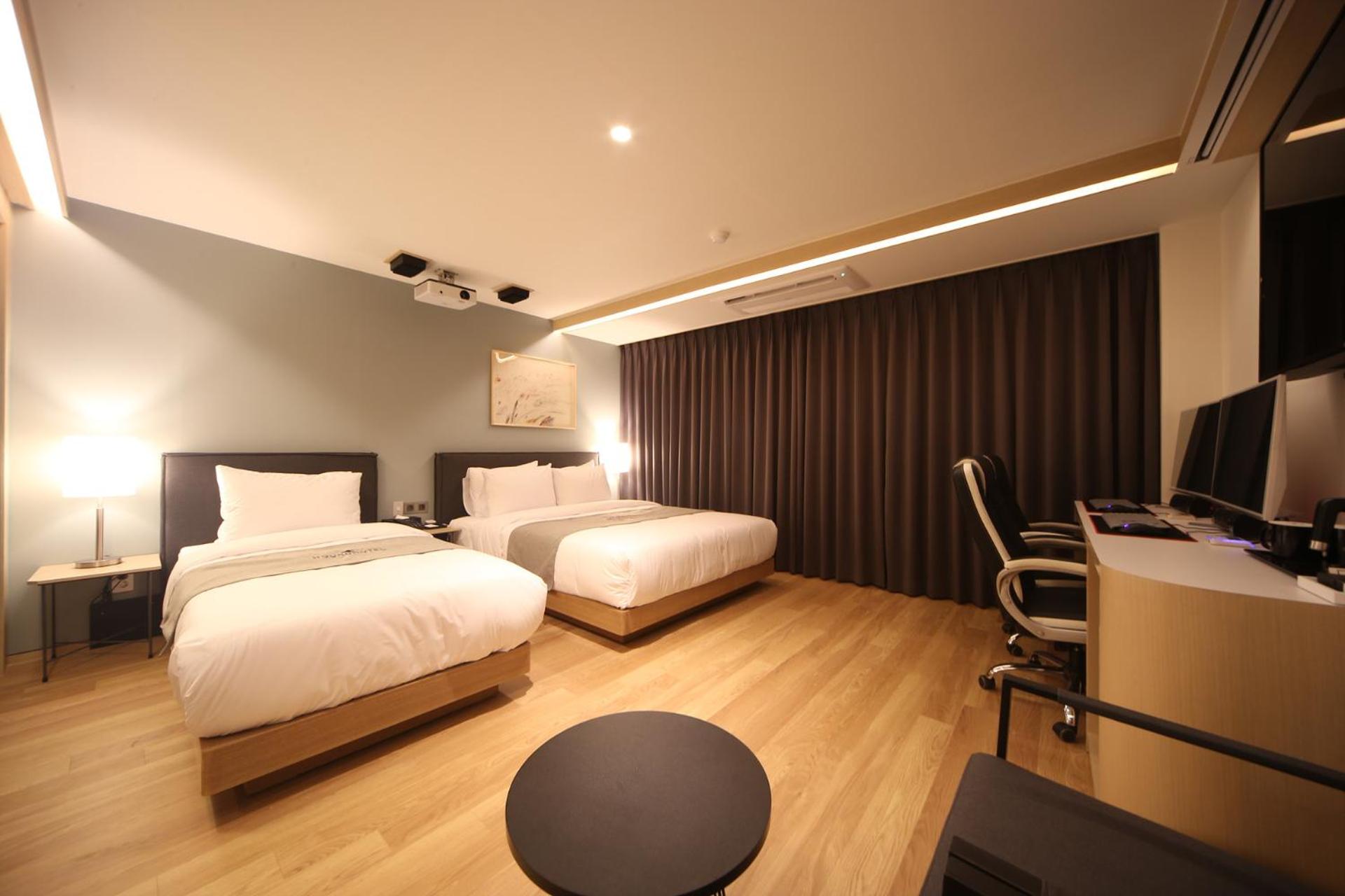 Standard Family Room - Photo 4
