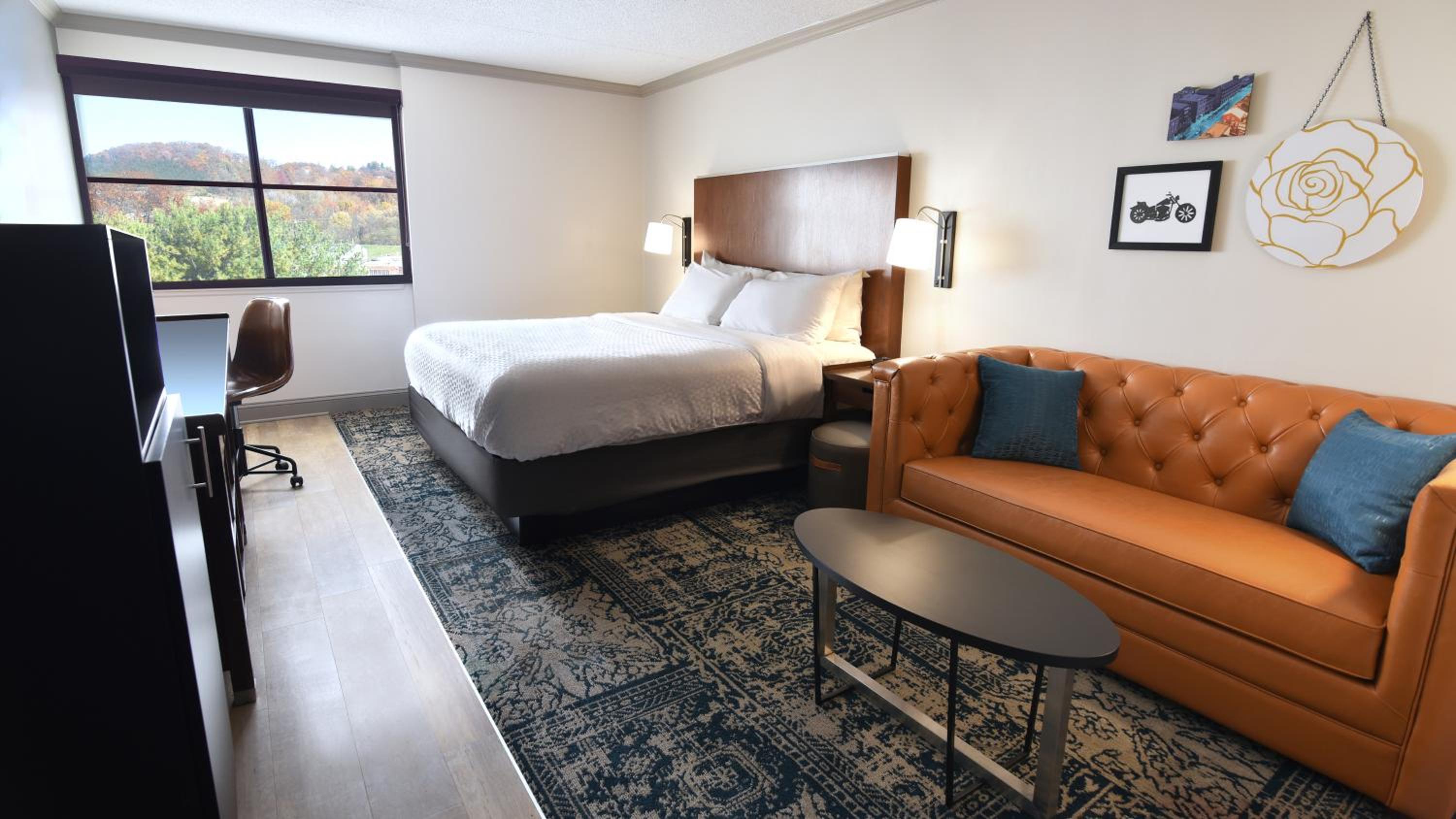 Deluxe King Room with Sofa Bed - Photo 1