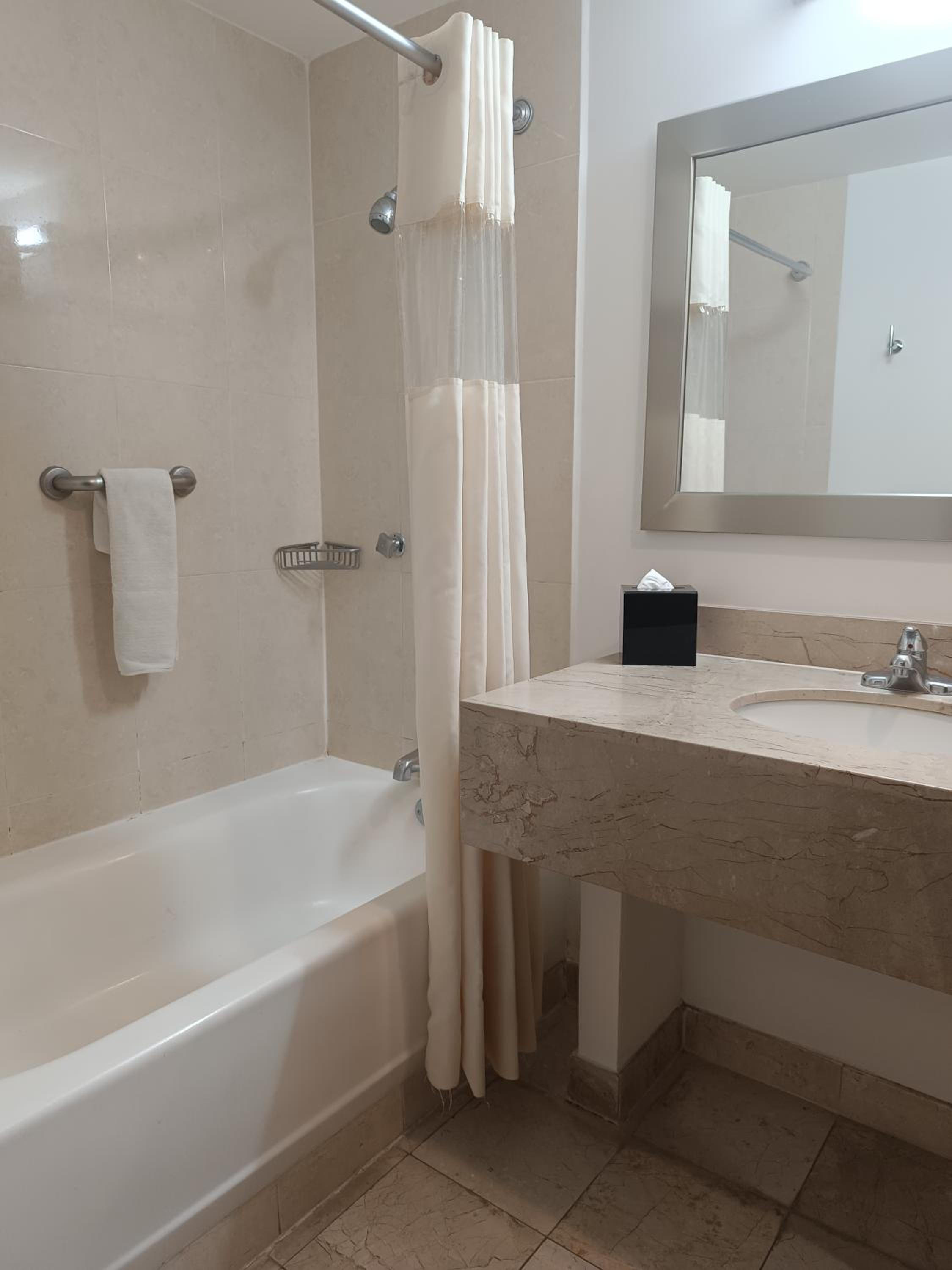 Deluxe Family Suite - Non-Smoking - Photo 7