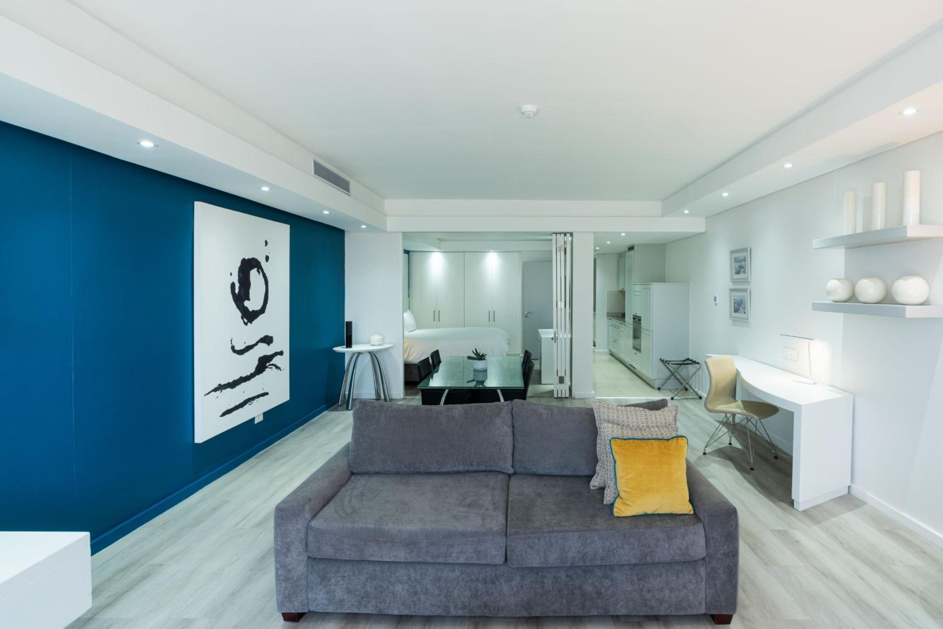 1 Bedroom Apartment, Fountain view - Photo 1