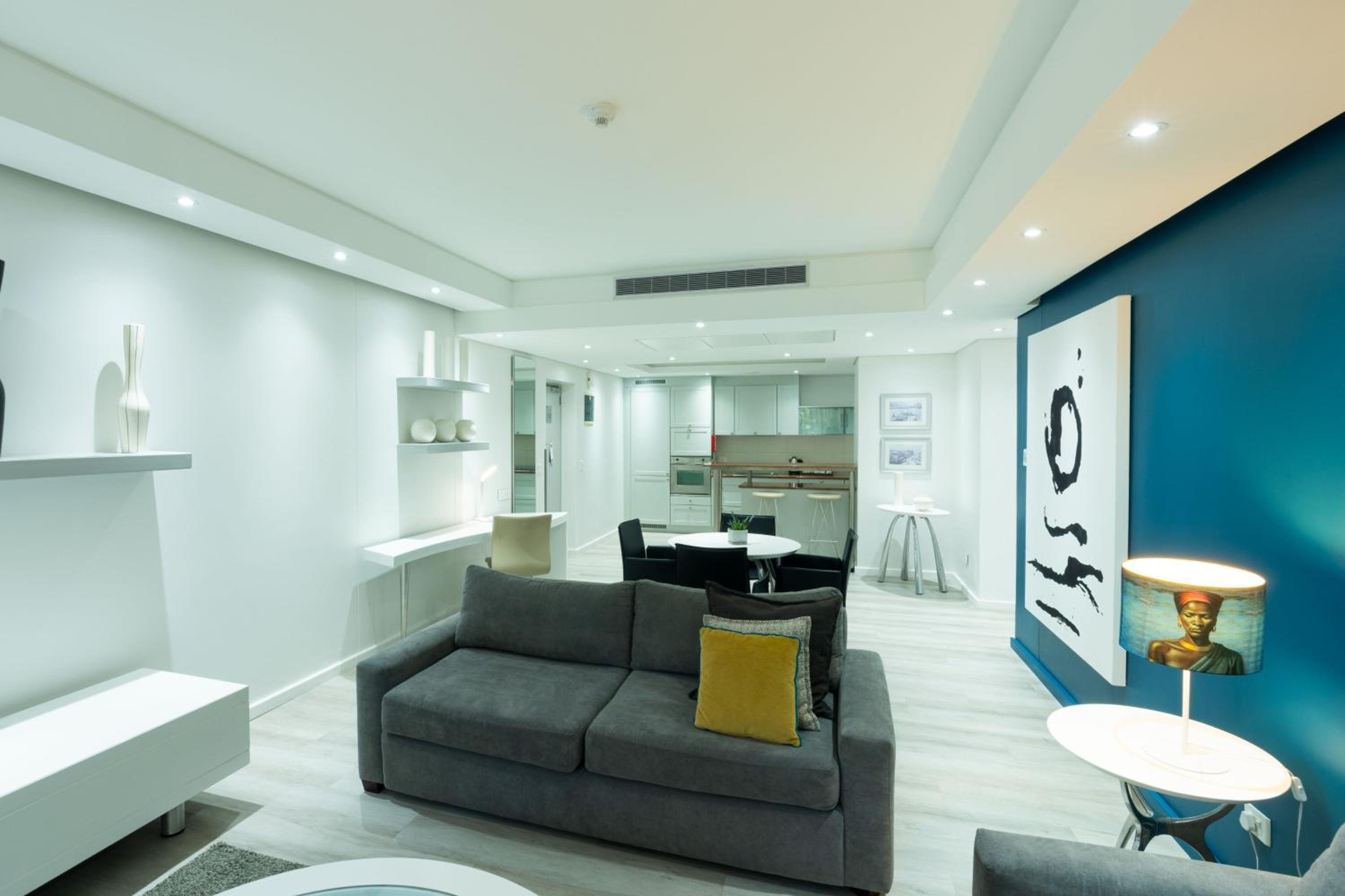 2 Bedroom Apartment, 1 King &amp; 2 twin - Photo 1