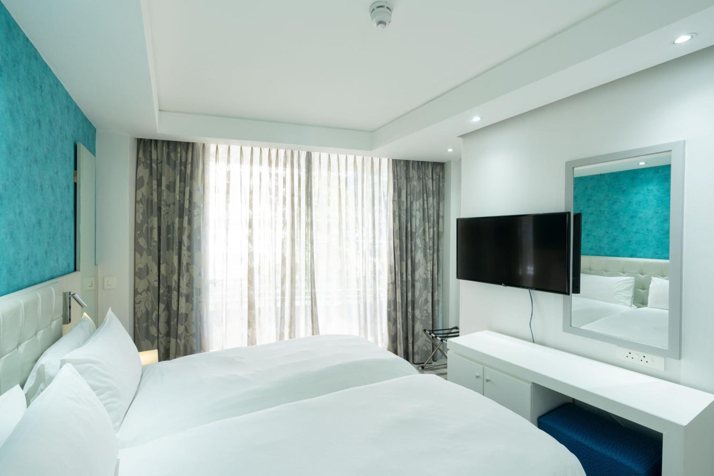 2 Bedroom Apartment, 1 King &amp; 2 twin - Photo 3