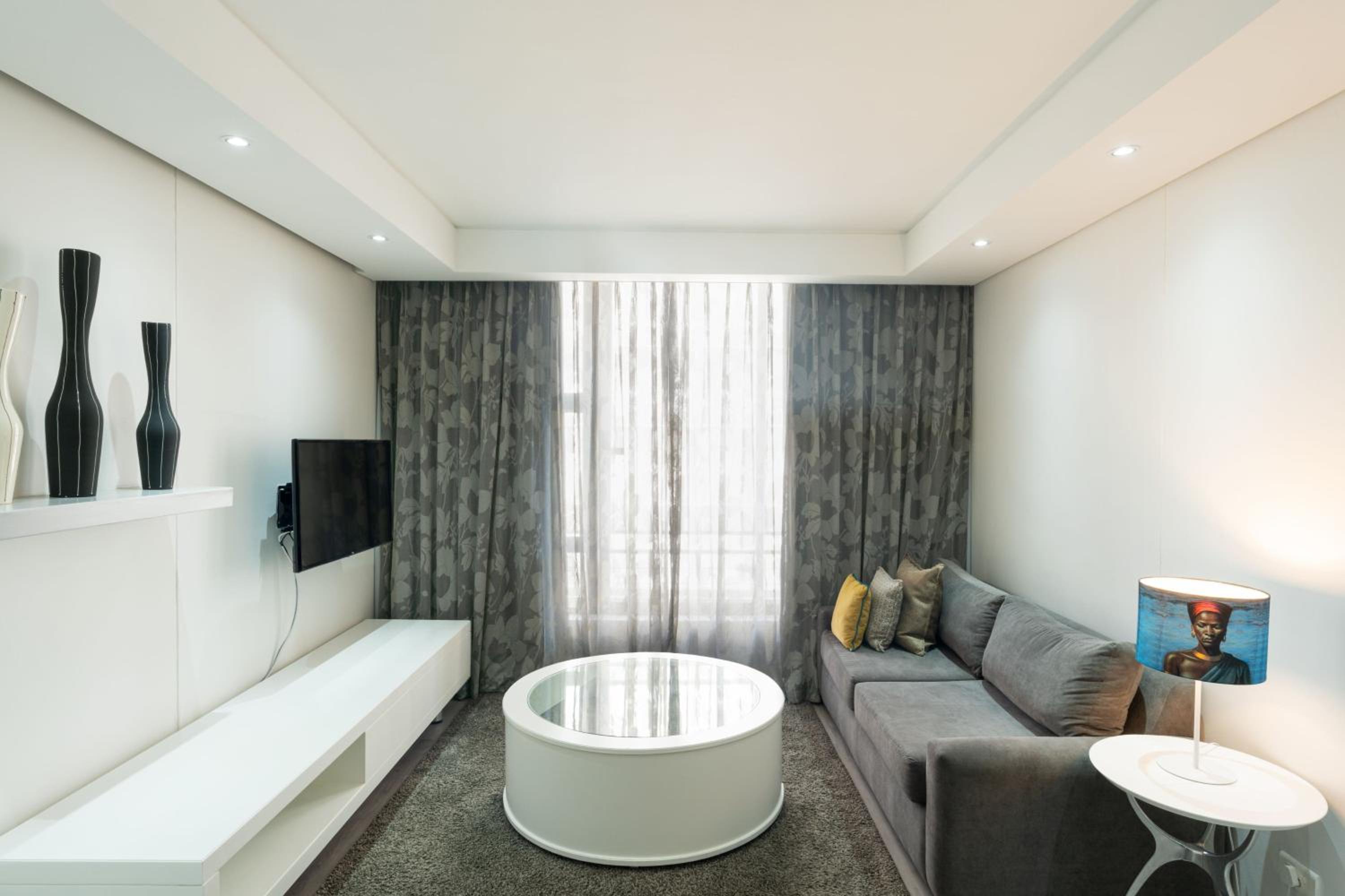 1 Bedroom Apartment, 1 King, Sofa bed - Photo 2