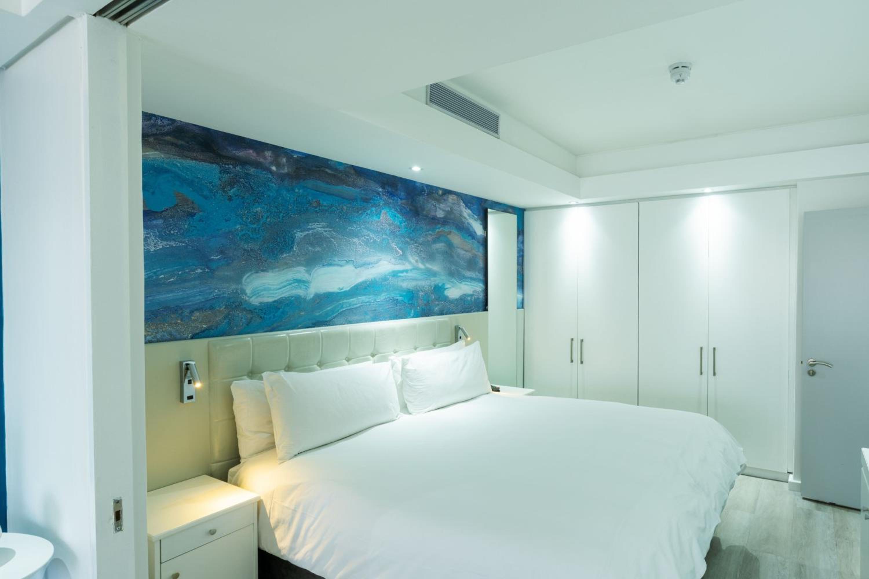 1 Bedroom Apartment, Fountain view - Photo 4