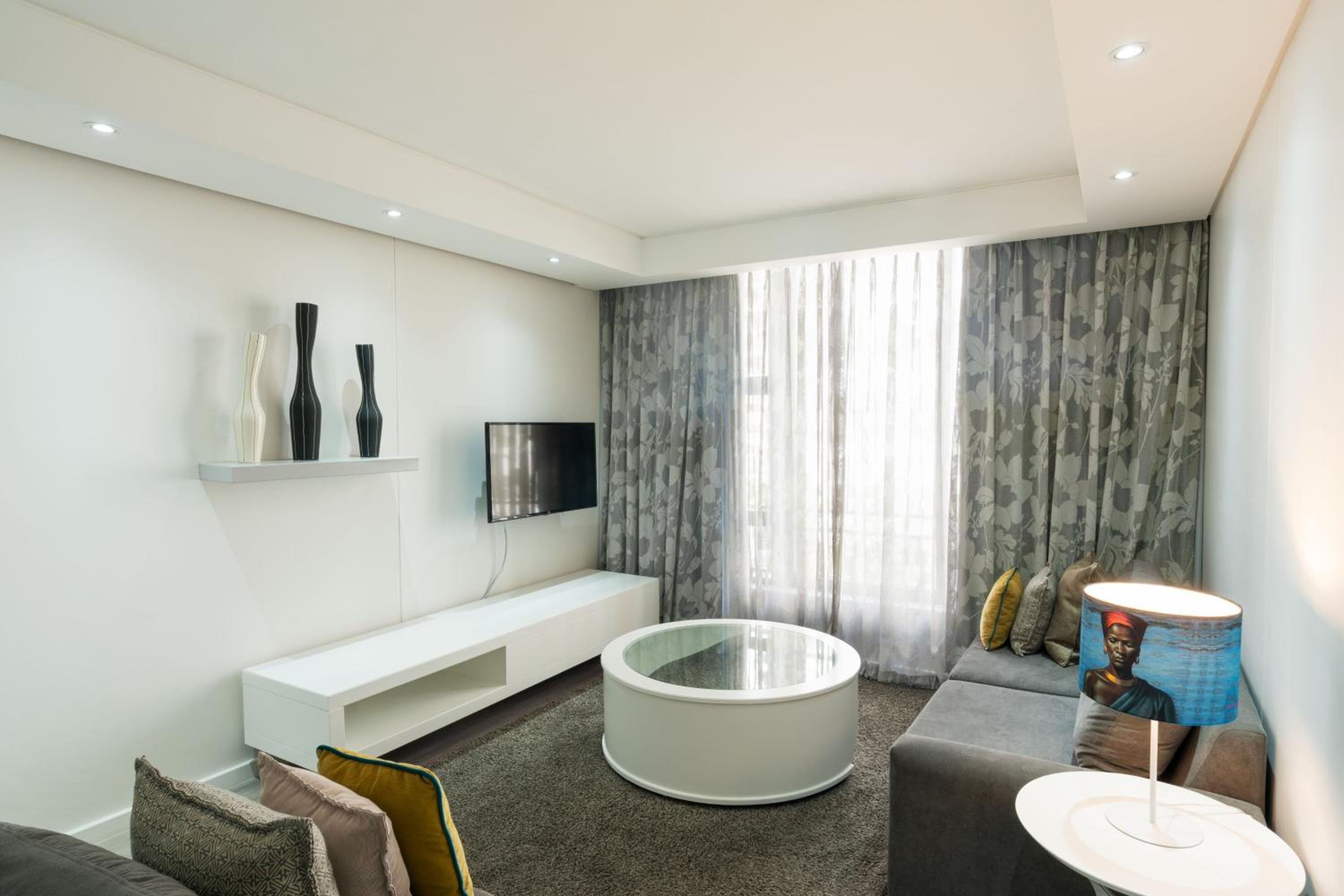1 Bedroom Apartment, 1 King, Sofa bed - Photo 4
