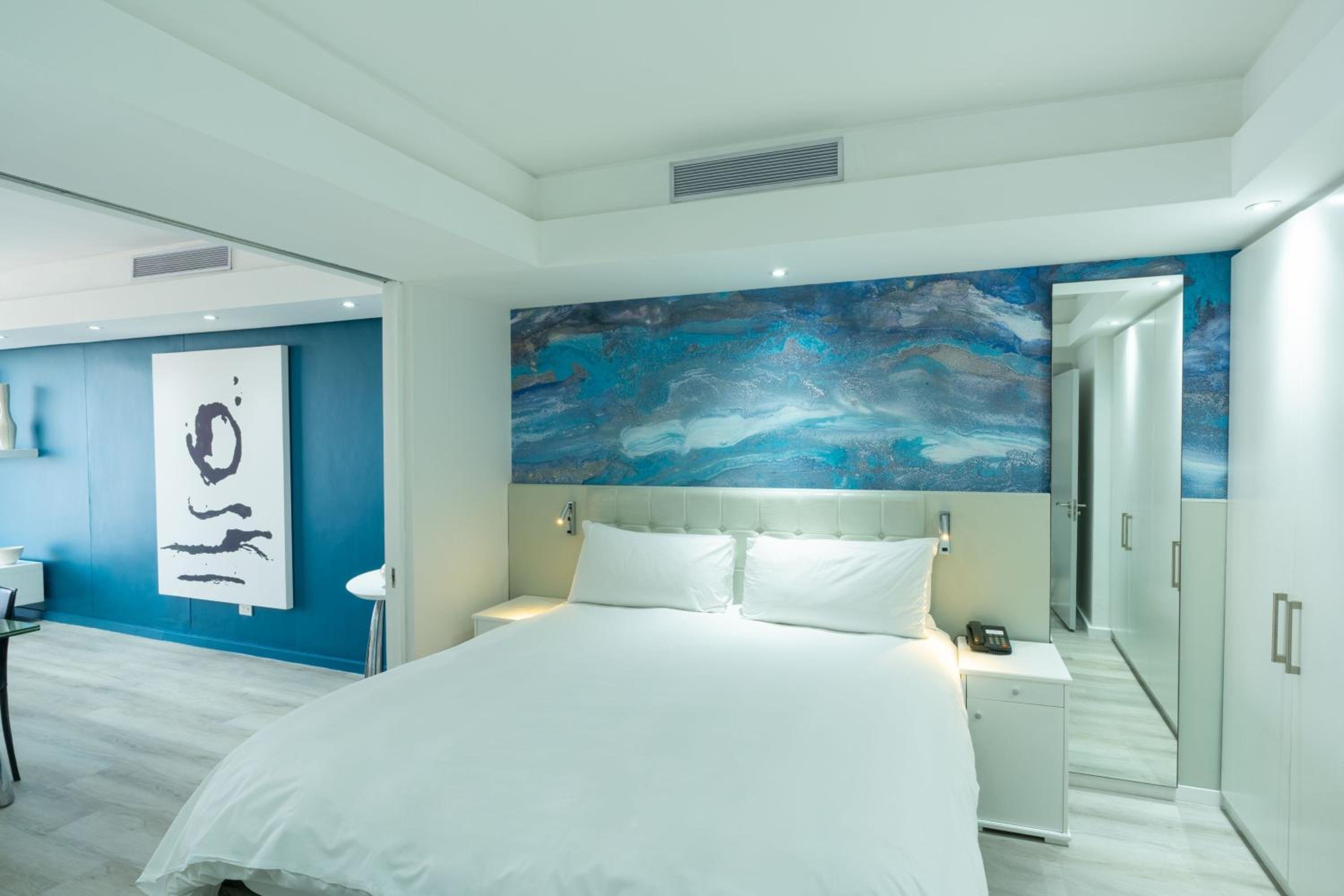 1 Bedroom Apartment, Fountain view - Photo 6