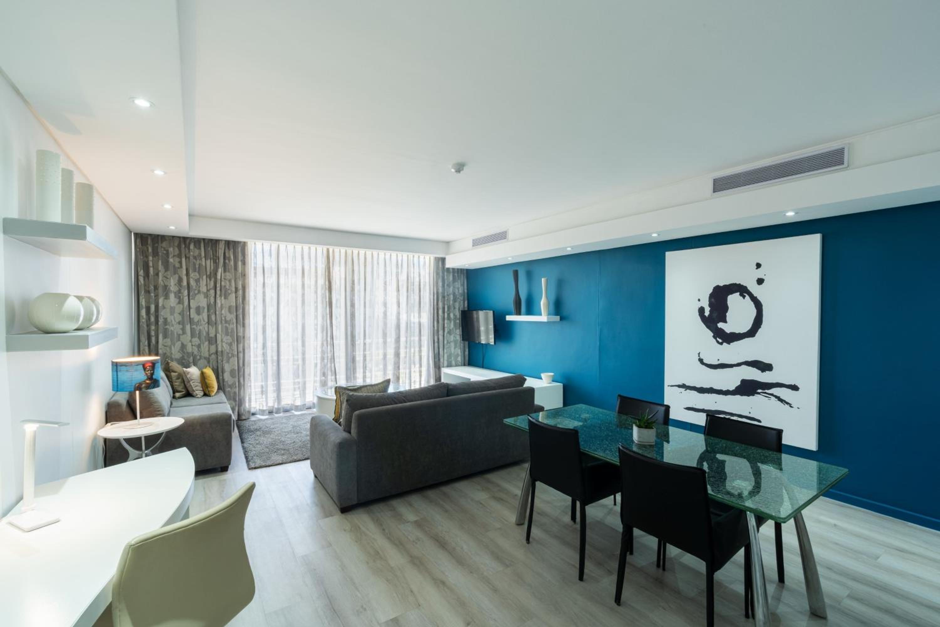 1 Bedroom Apartment, Fountain view - Photo 9