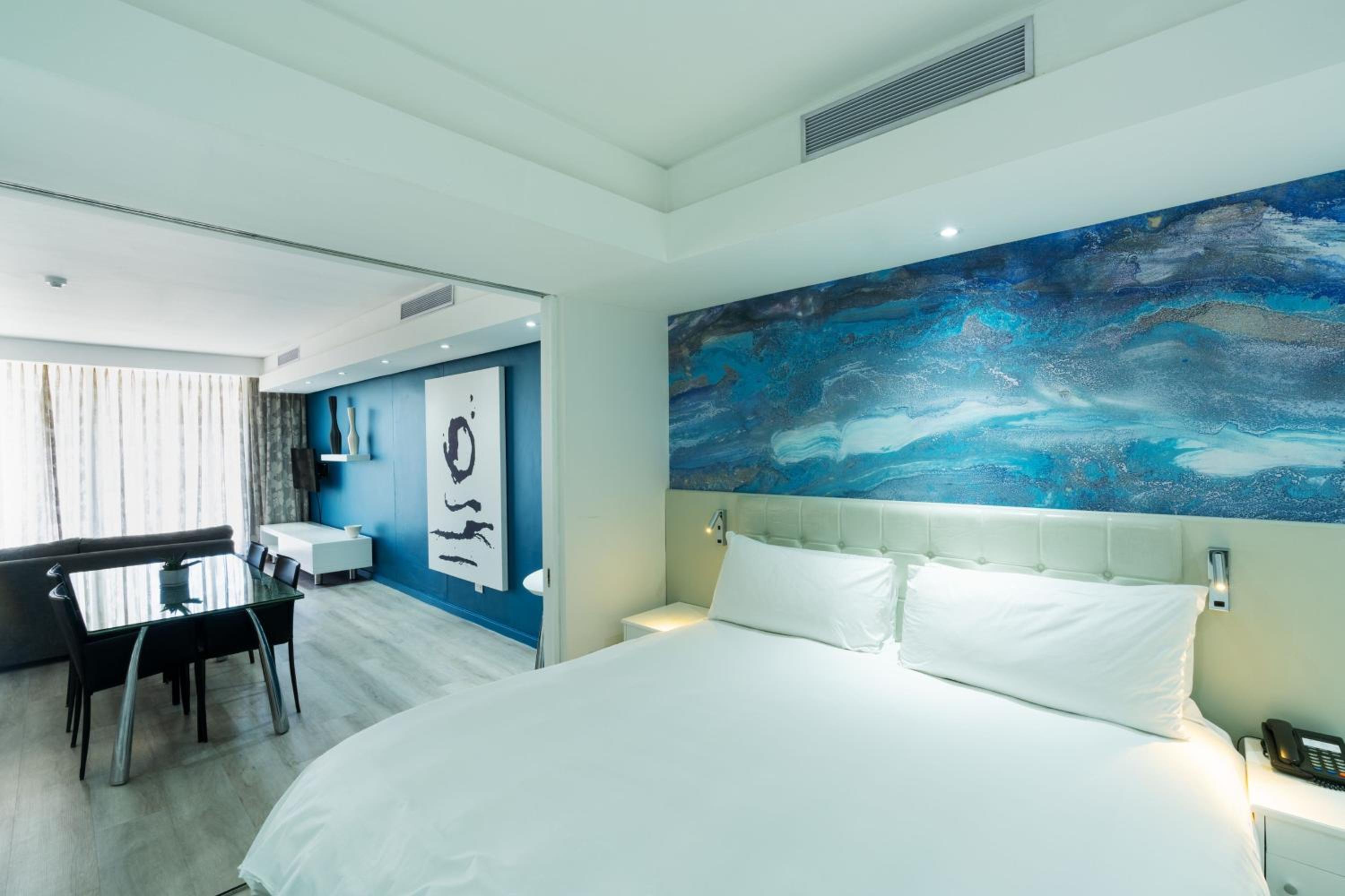 1 Bedroom Apartment, Fountain view - Photo 13