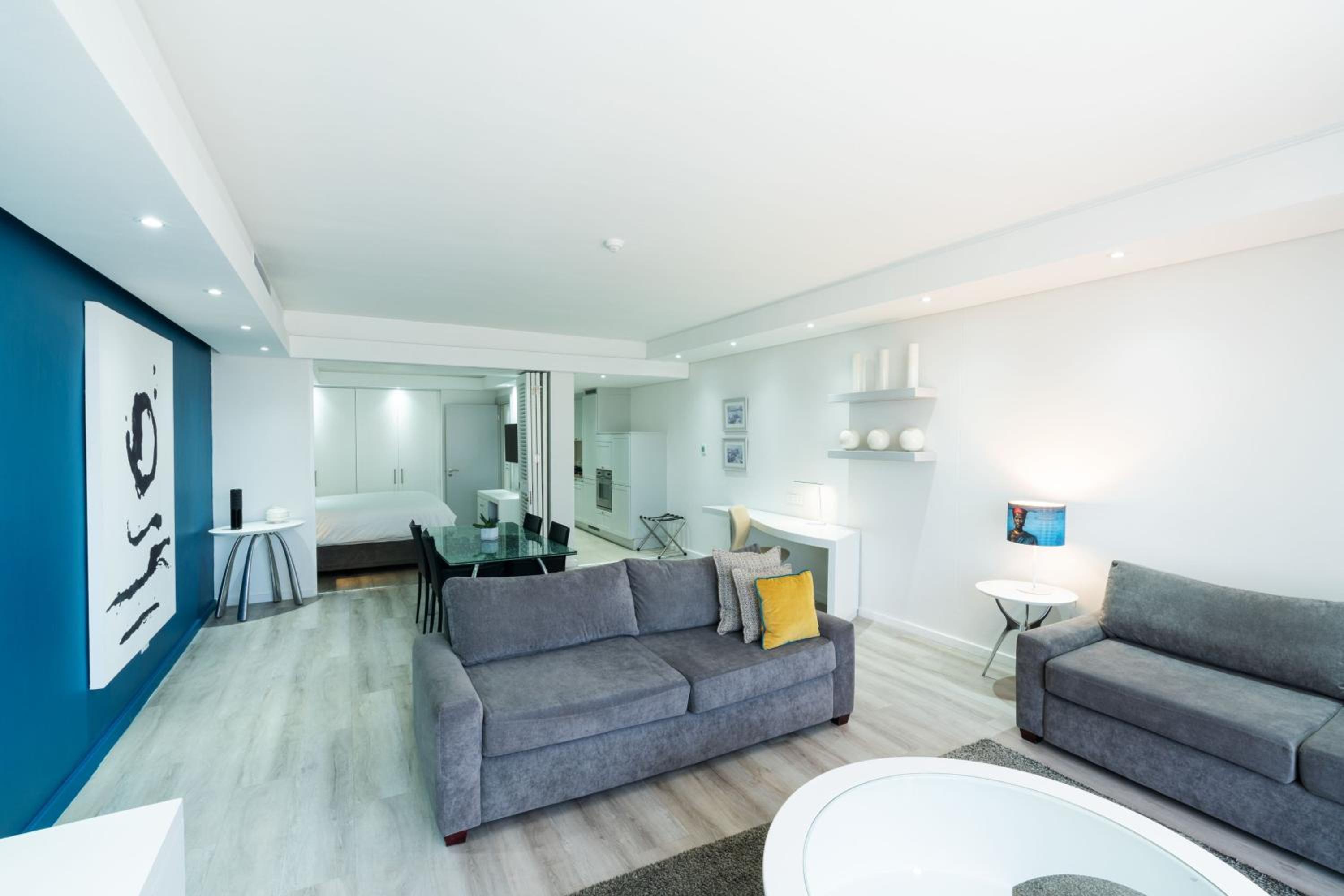 1 Bedroom Apartment, Fountain view - Photo 7