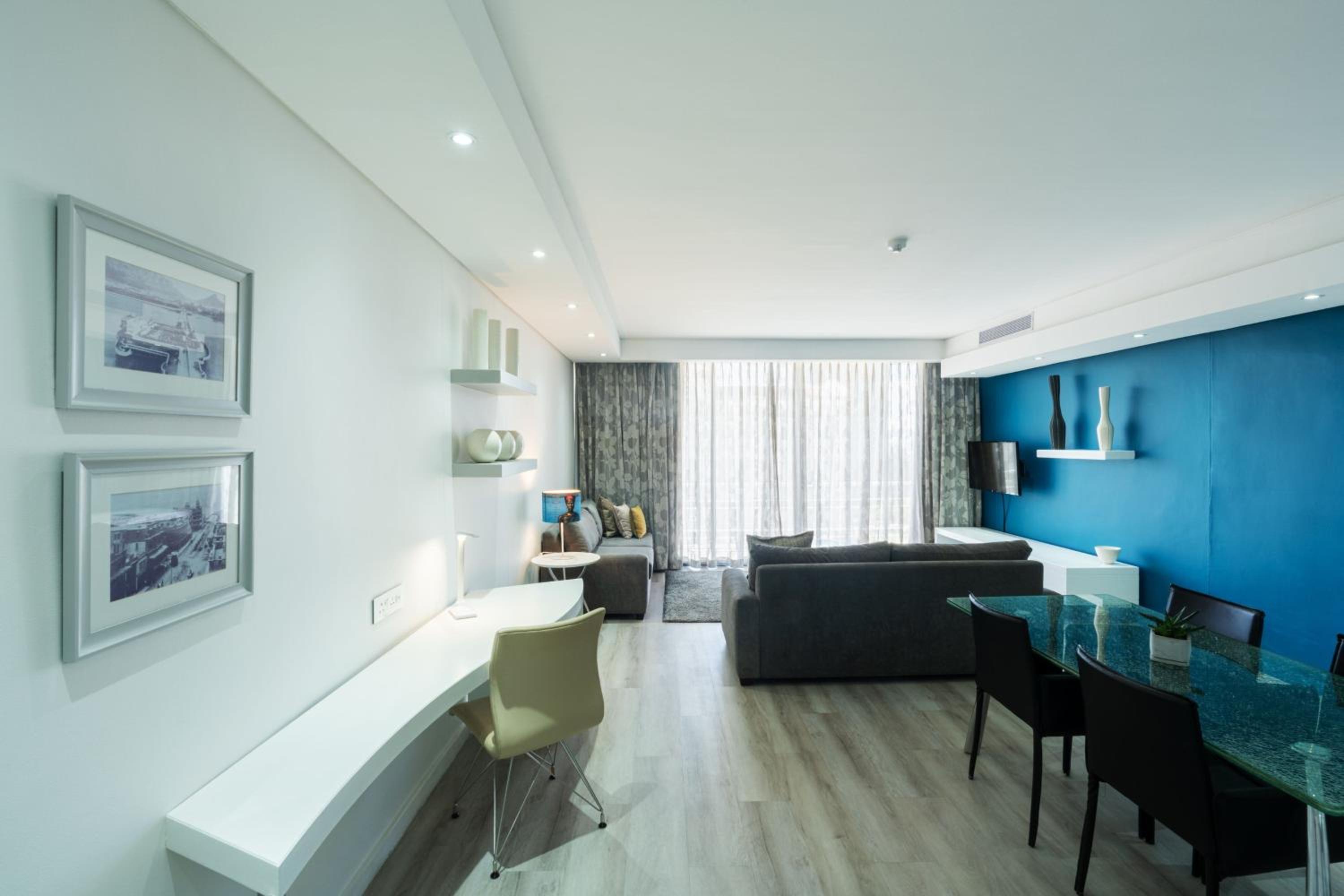 1 Bedroom Apartment, Fountain view - Photo 8