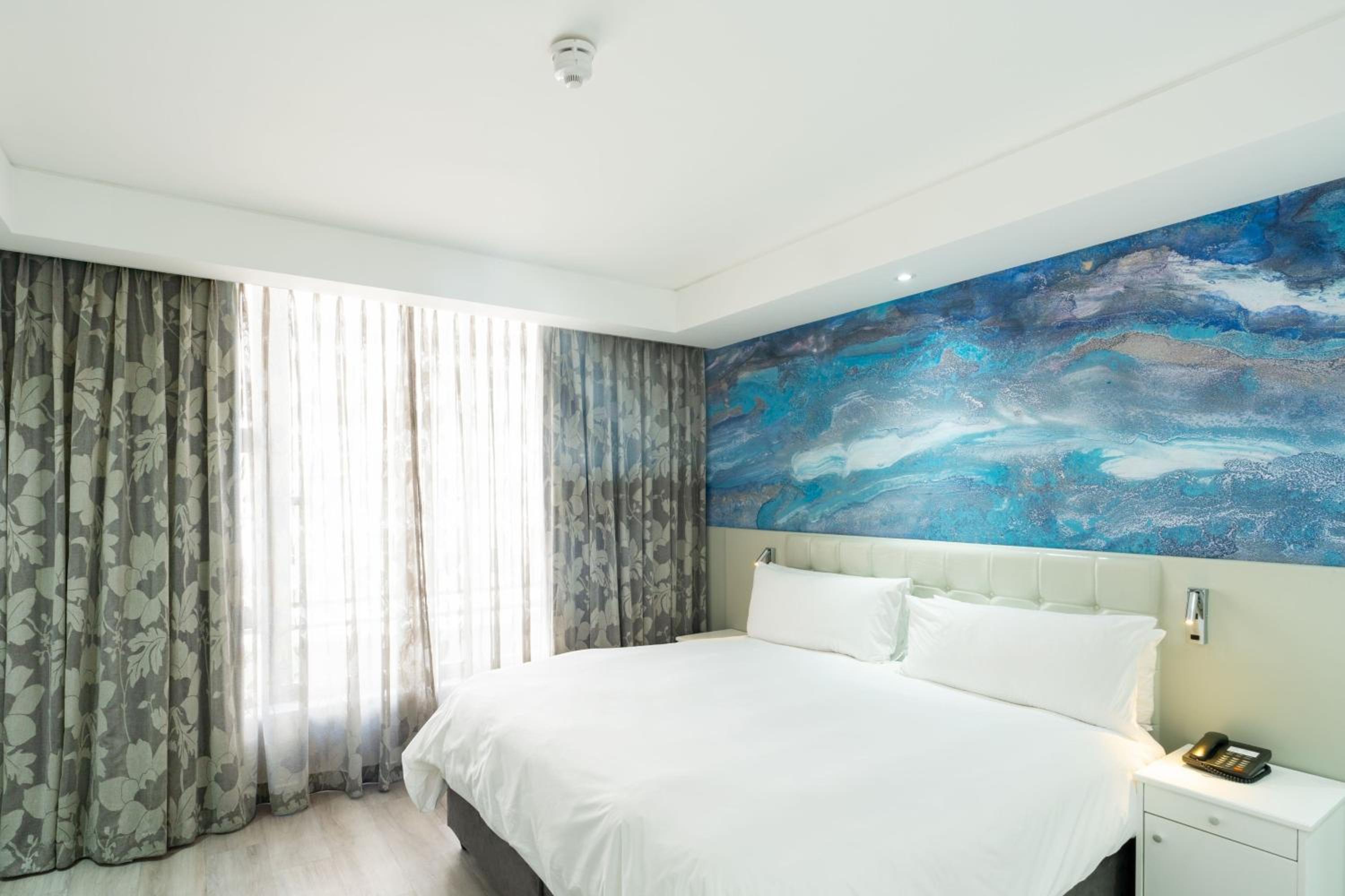 1 Bedroom Apartment, 1 King, Sofa bed - Photo 5