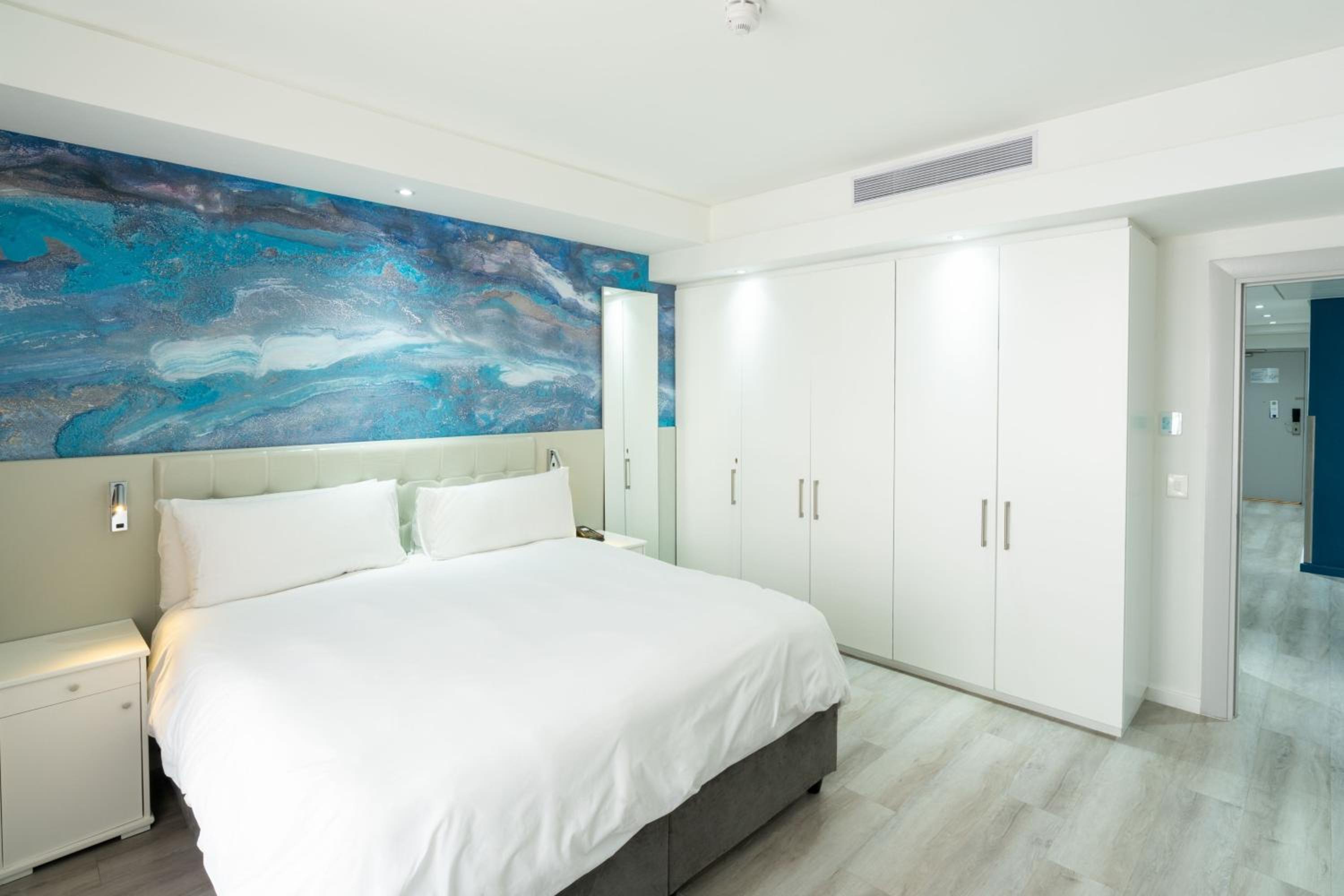 1 Bedroom Apartment, 1 King, Sofa bed - Photo 6