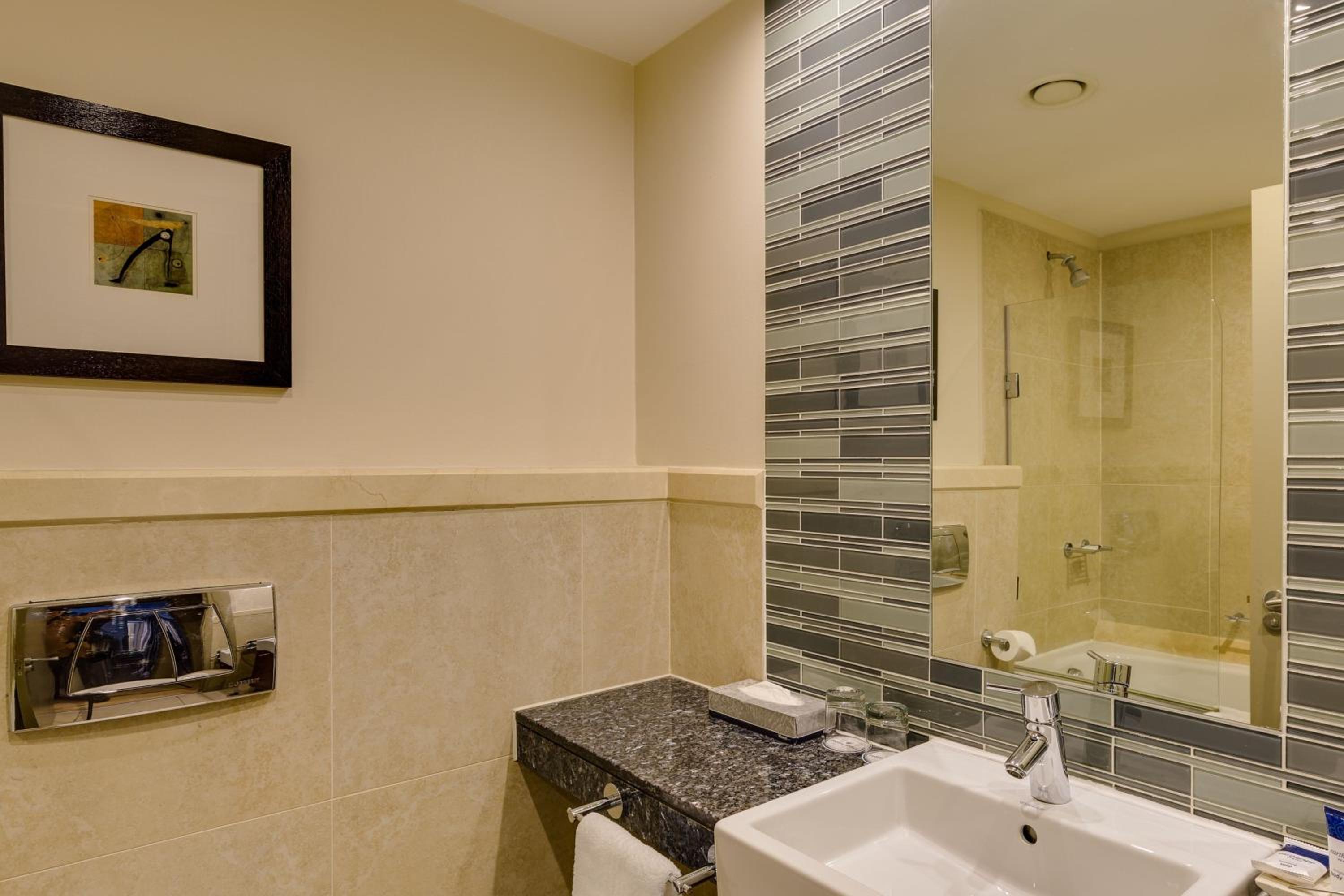 2 Bedroom Apartment, 1 King &amp; 2 twin - Photo 9