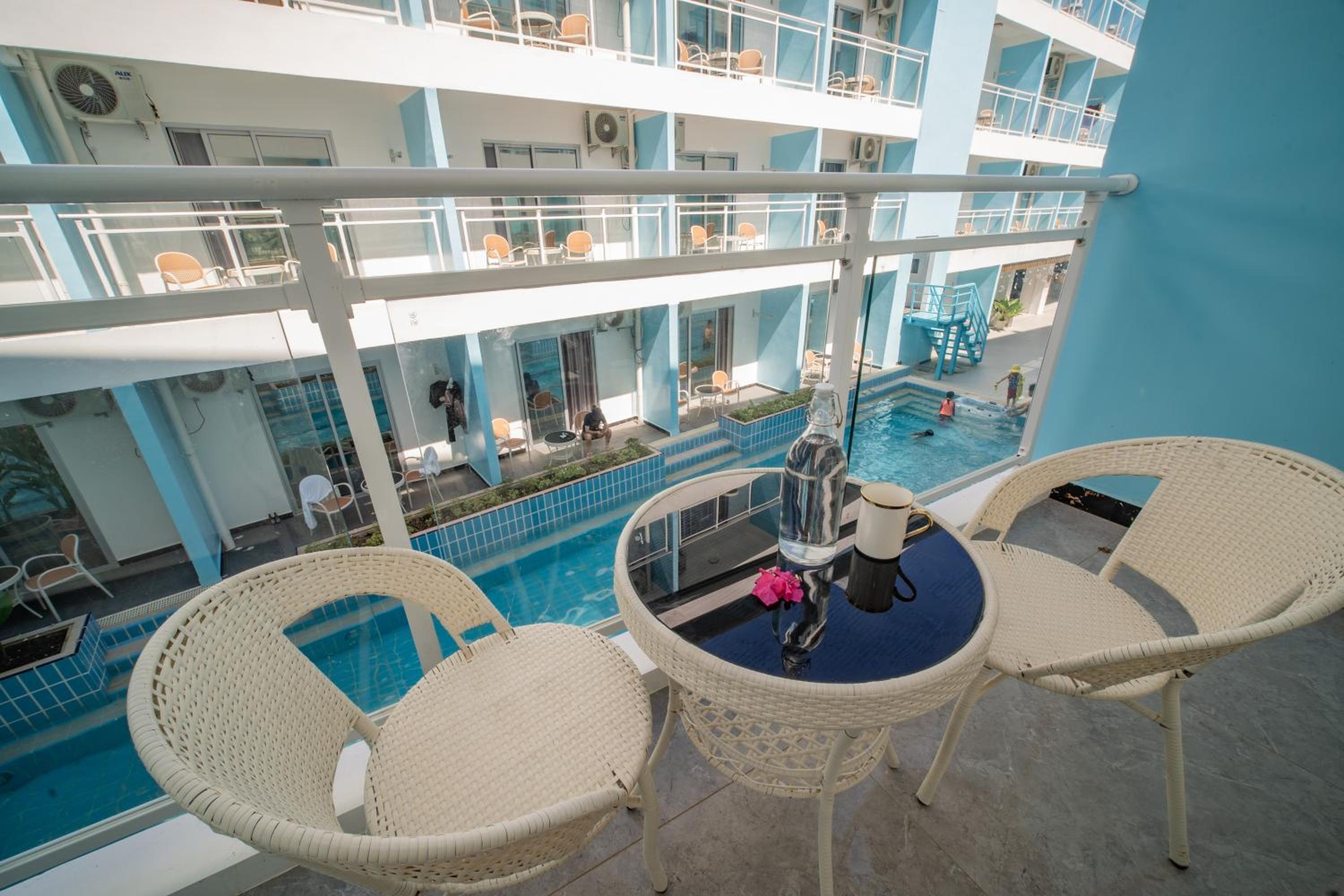 Twin Room with Pool View - Photo 15