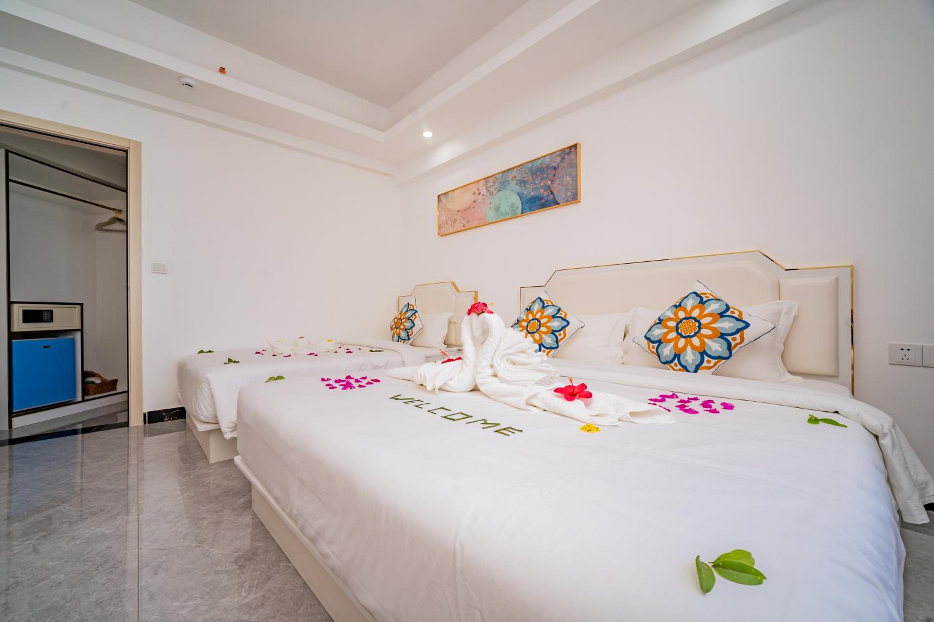 Twin Room with Pool View - Photo 12