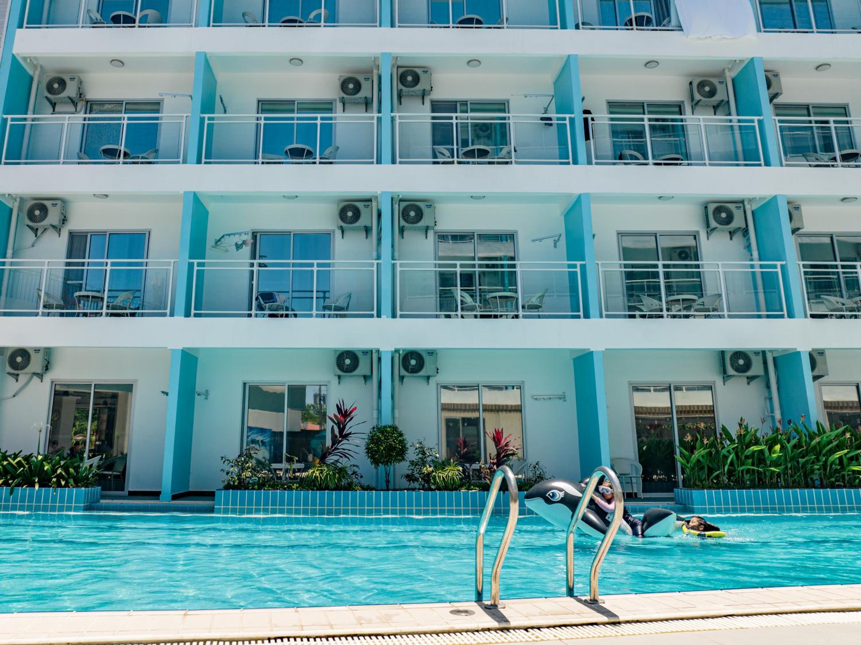 Twin Room with Pool View - Photo 7