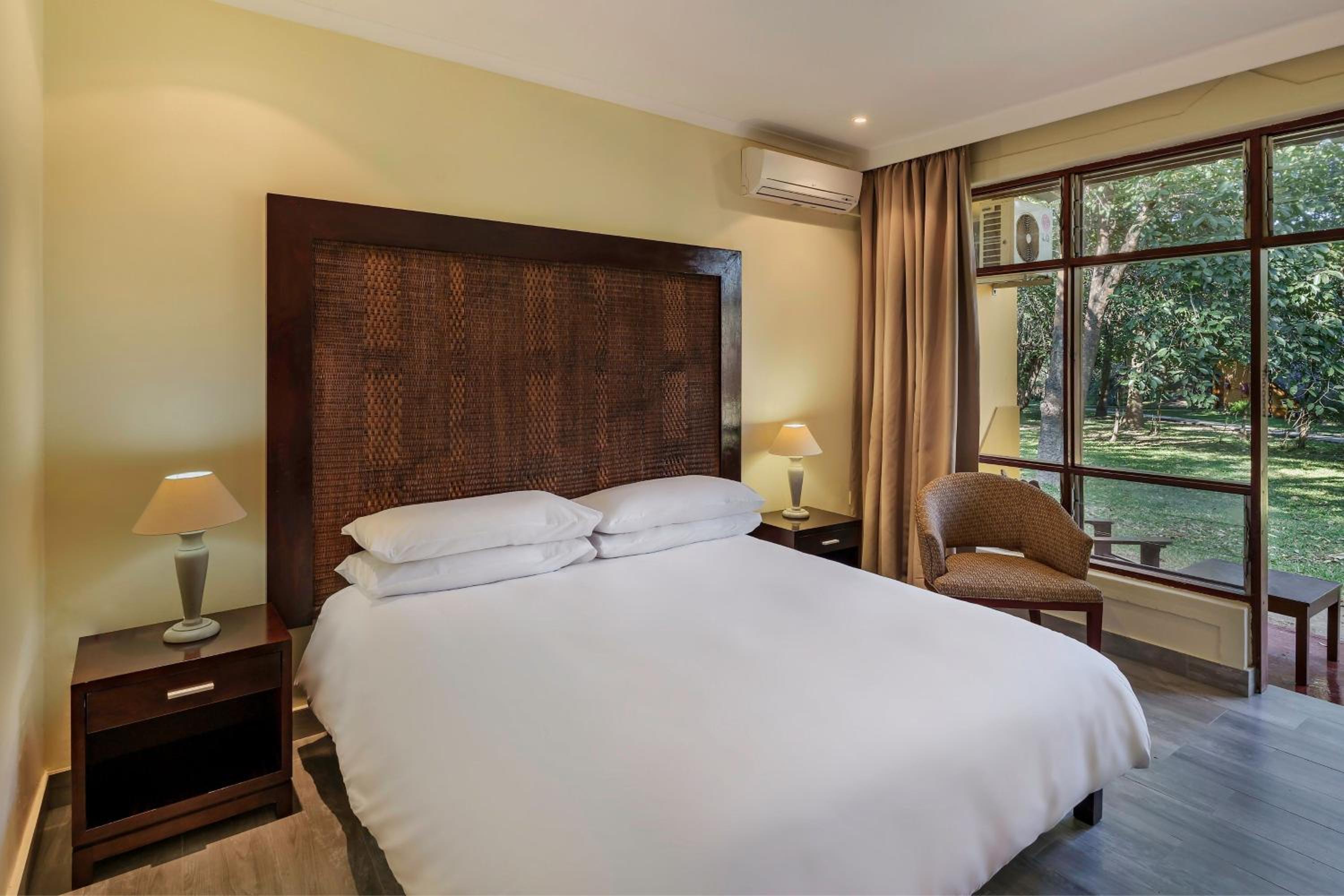 Guest Room, 1 King - Photo 1